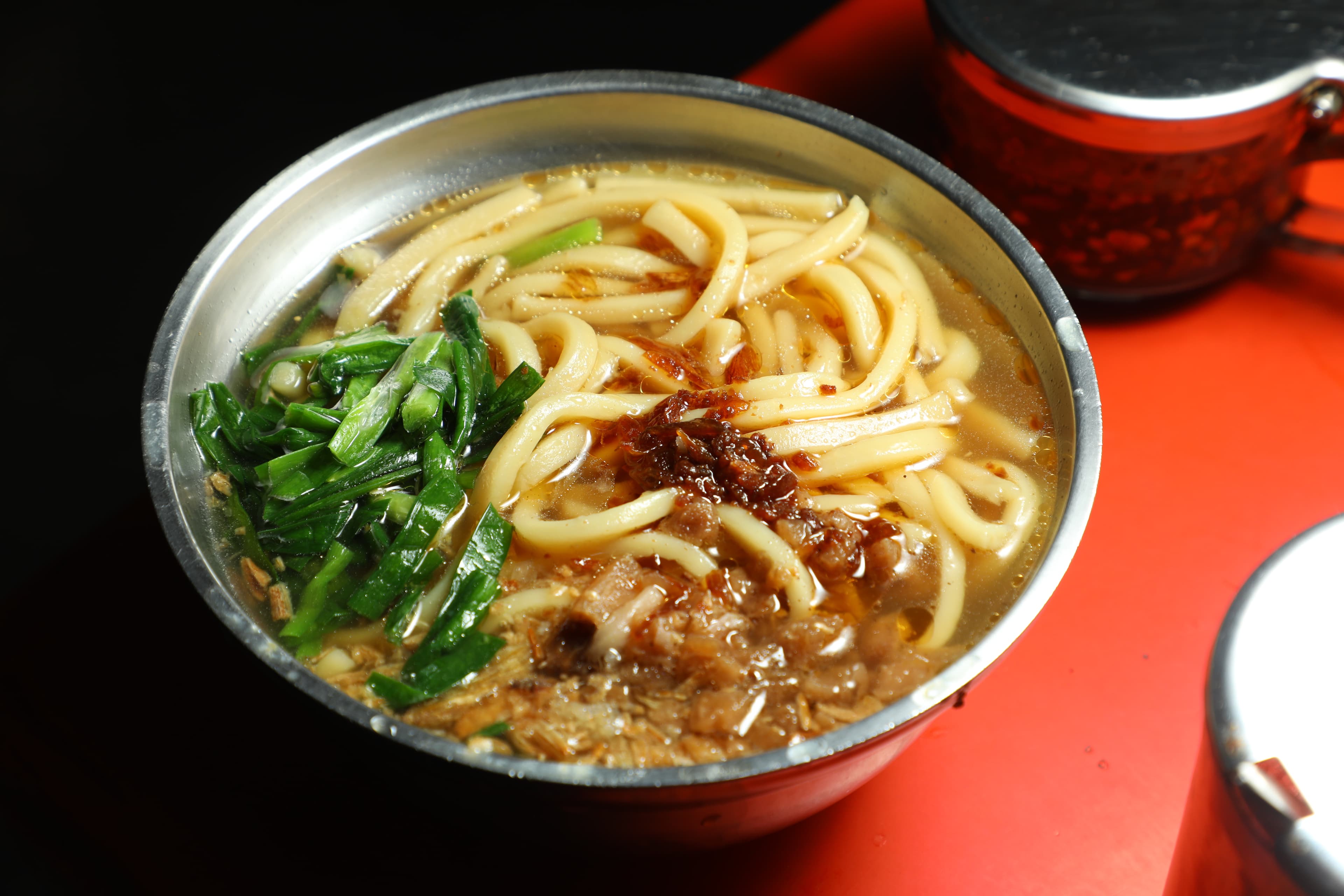 這碗「大麵羹」麵條軟滑,加上韭菜、油蔥和菜脯添味,滋味其實沒有想像中的怪。(40元/碗)