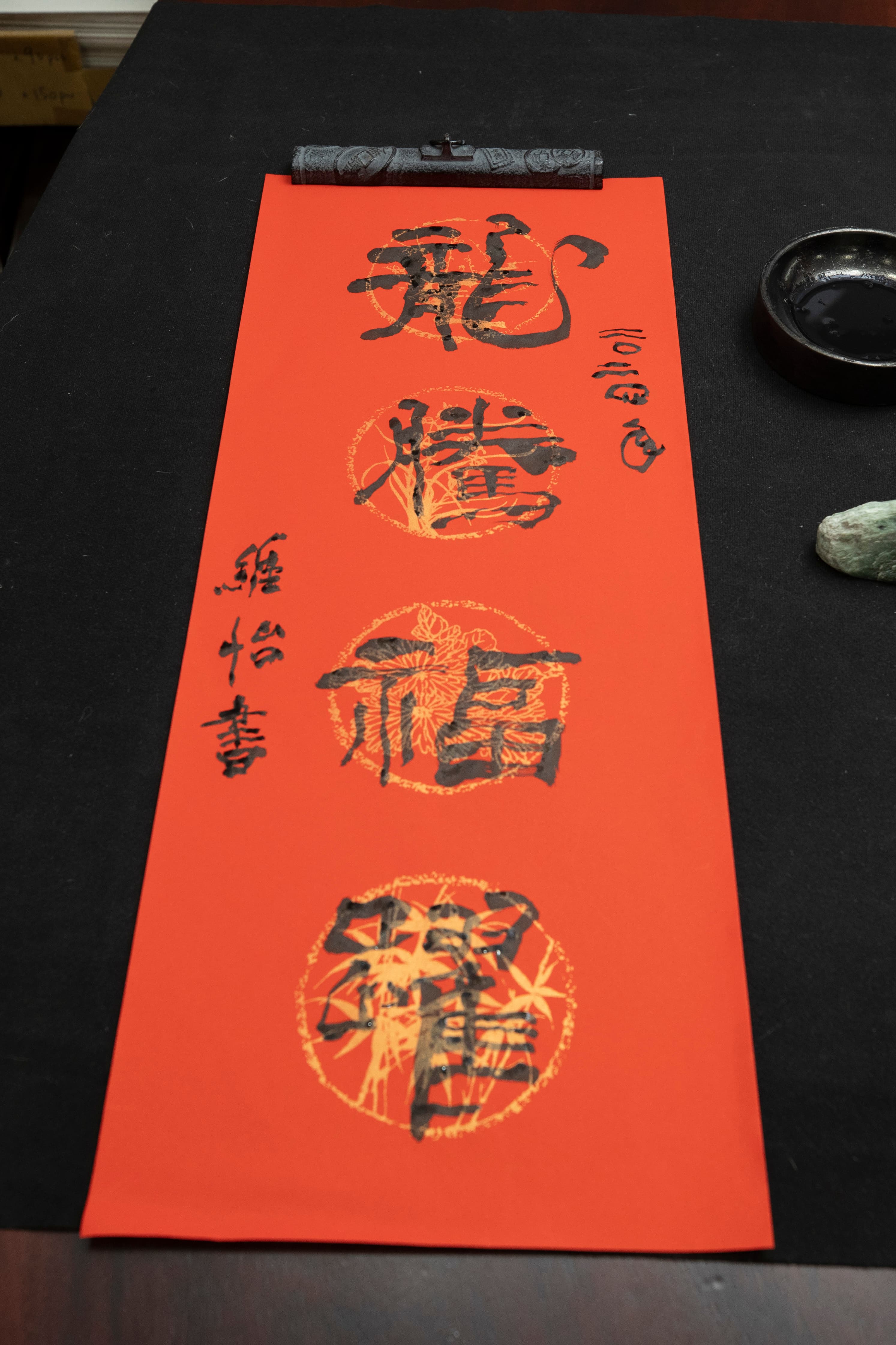 福隆棉紙的萬年紅為手抄紙再以網版印刷顏色與圖案,因紙張有毛細孔,上色特別牢,遇水都不會掉色。