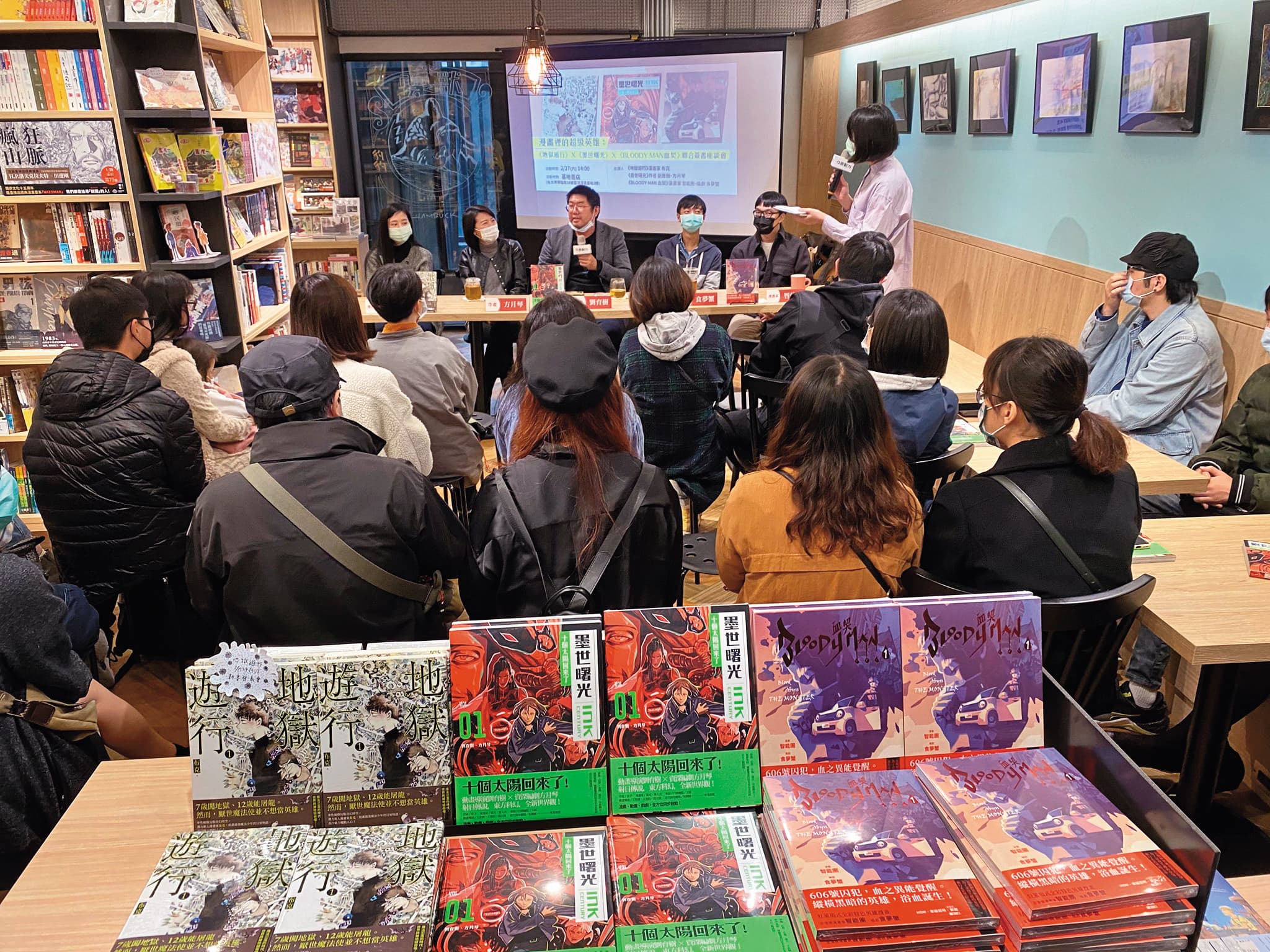 劉育樹(後排左3)、方月琴(後排左2)與台漫創作者舉行聯合簽書座談會,吸引不少讀者。(翻攝自蓋亞文化臉書)