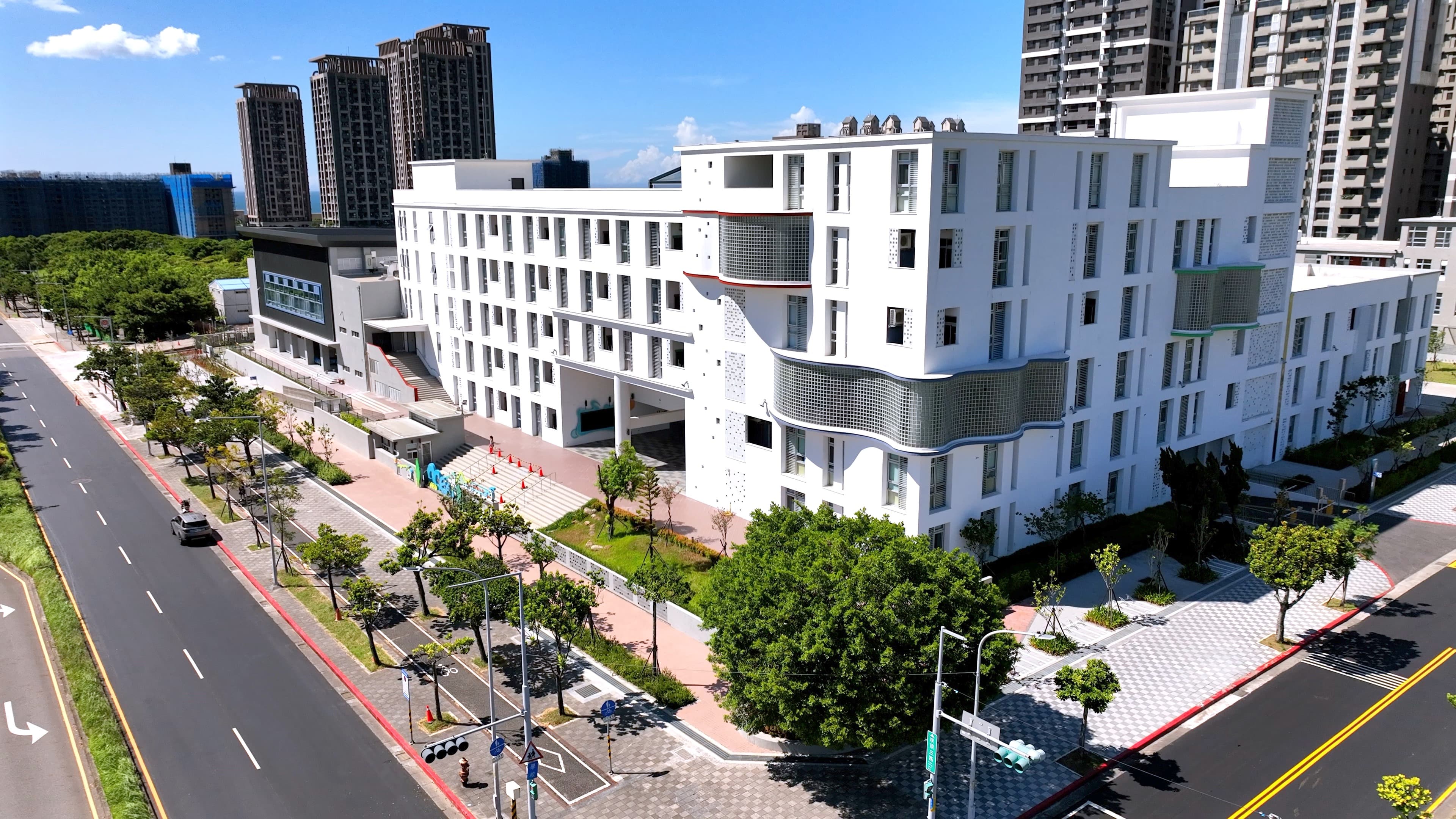 隨著淡海新市鎮人口快速成長,多所學校已達滿額,新北市教育局新建淡海國小,採雙語教學,為當地學童提供更多就學選擇。