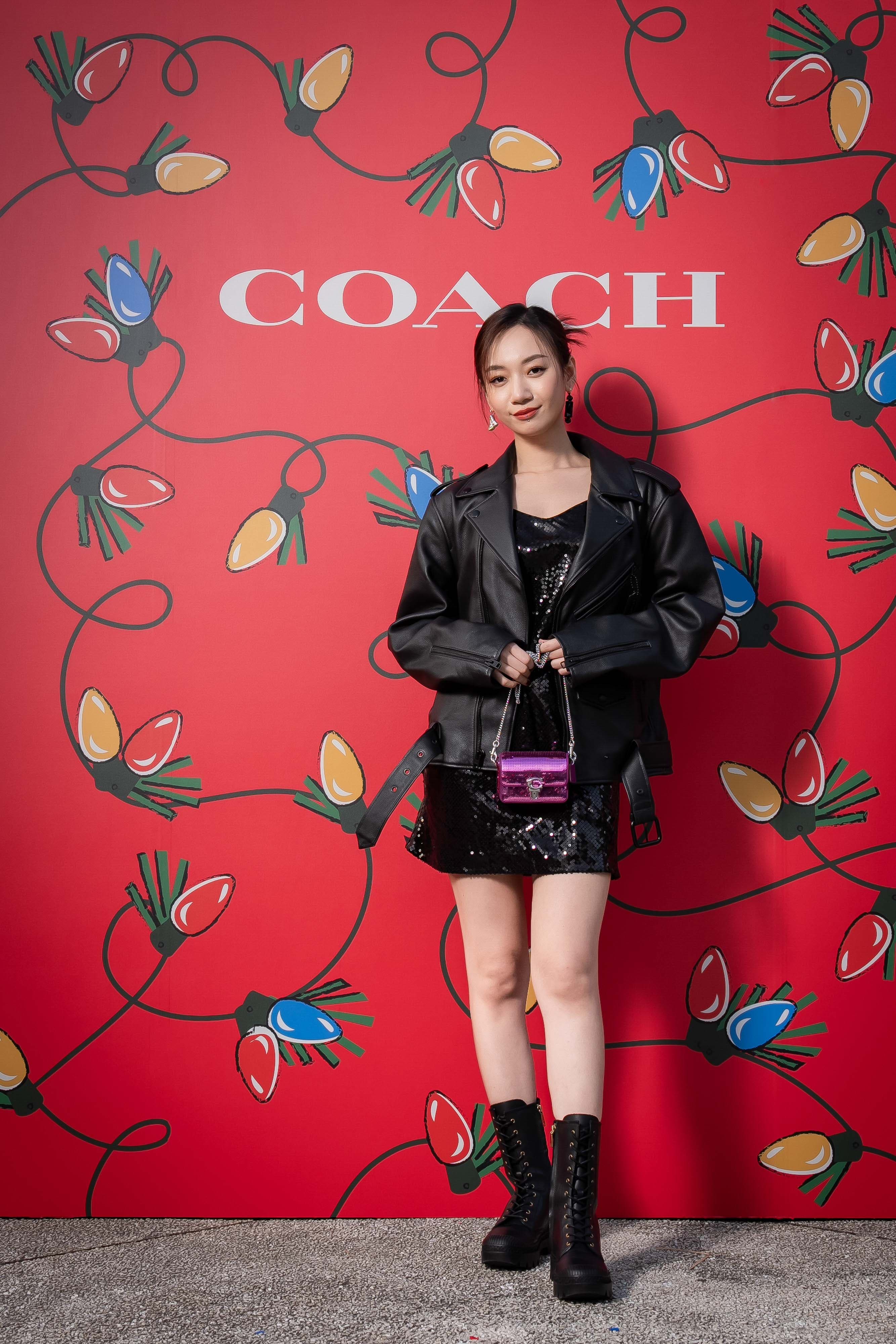 吳卓源對手上的STUDIO BAGUETTE亮片手袋愛不釋手。NT$18,800(COACH提供)