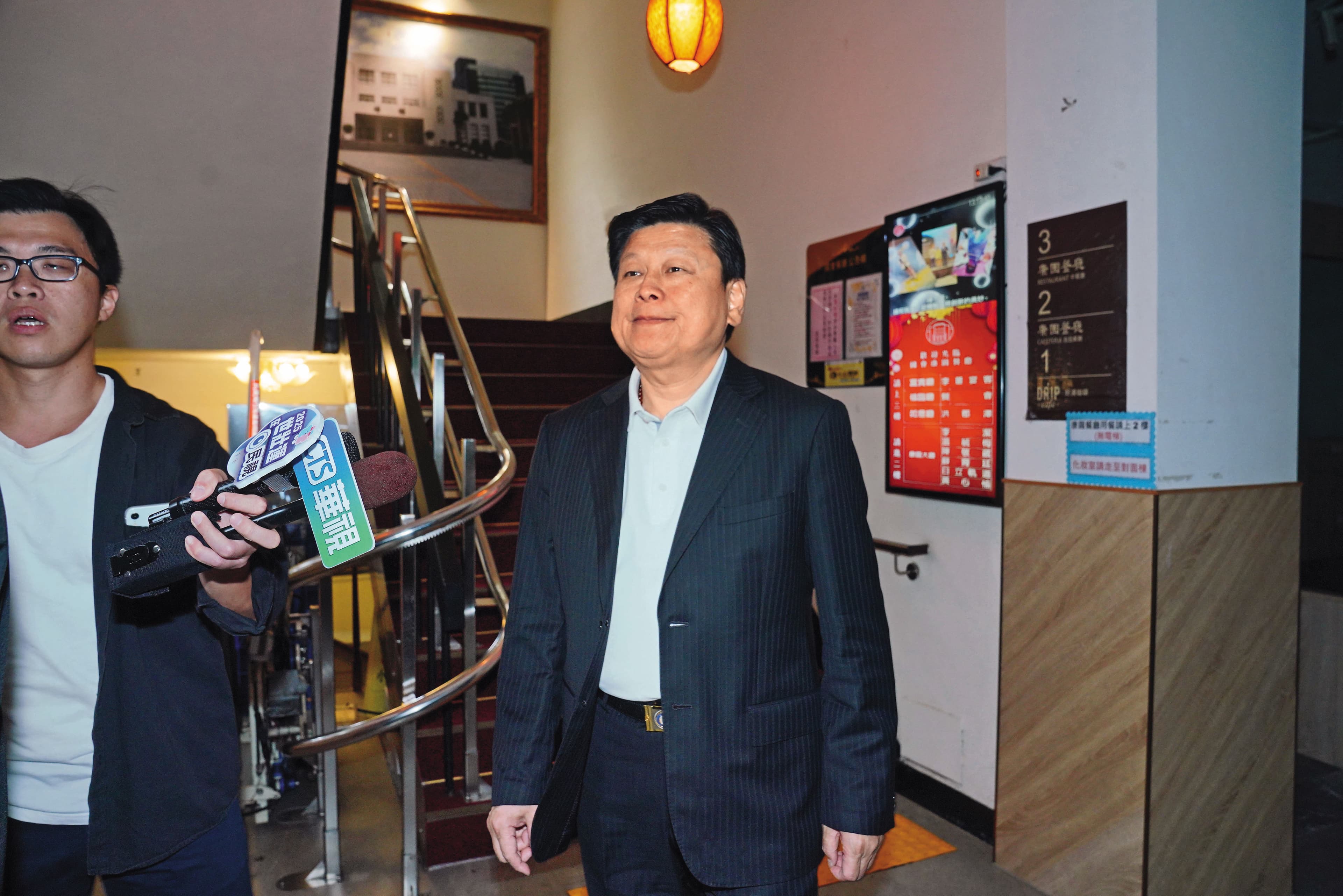 傅崐萁批評檢調搜索是政治追殺,但對競選小物案情卻未仔細說明。