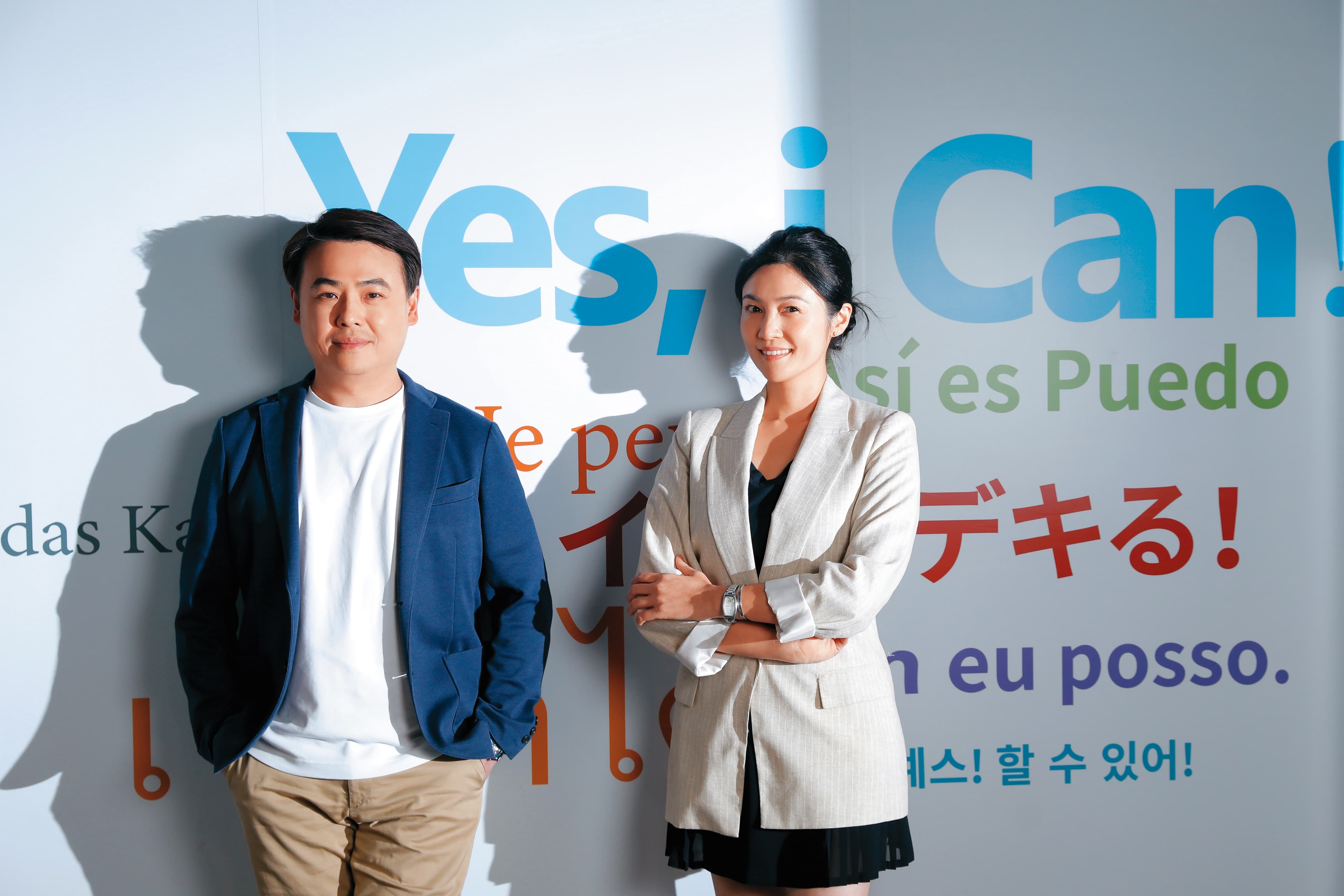 艾肯娛樂營運長劉仲銘(左)帶領團隊嘗試遊戲自研,艾慕影藝總監蔡菁菁(右)協助洽詢影視內容合作。