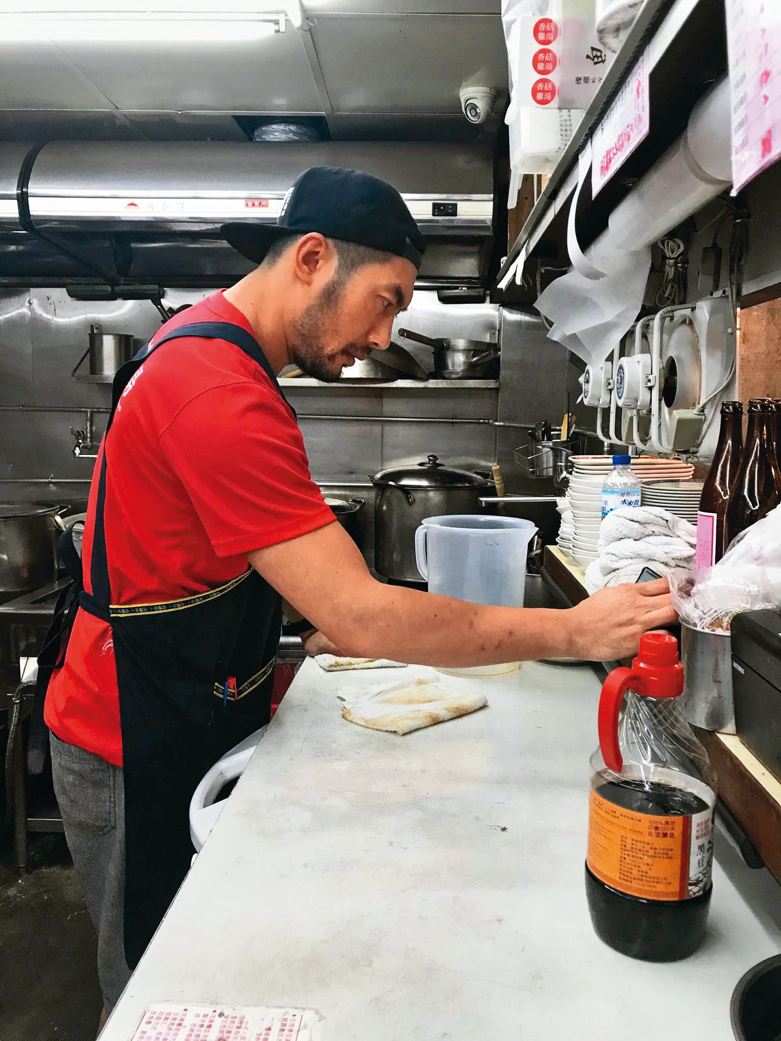 邱隆杰開設「牛肉麵‧雞湯」是排隊名店,選在晚餐至宵夜時間營業,概念是「為了端上一碗美味的牛肉麵和溫暖的雞湯給夜歸的人」。(翻攝自牛肉麵‧雞湯臉書)