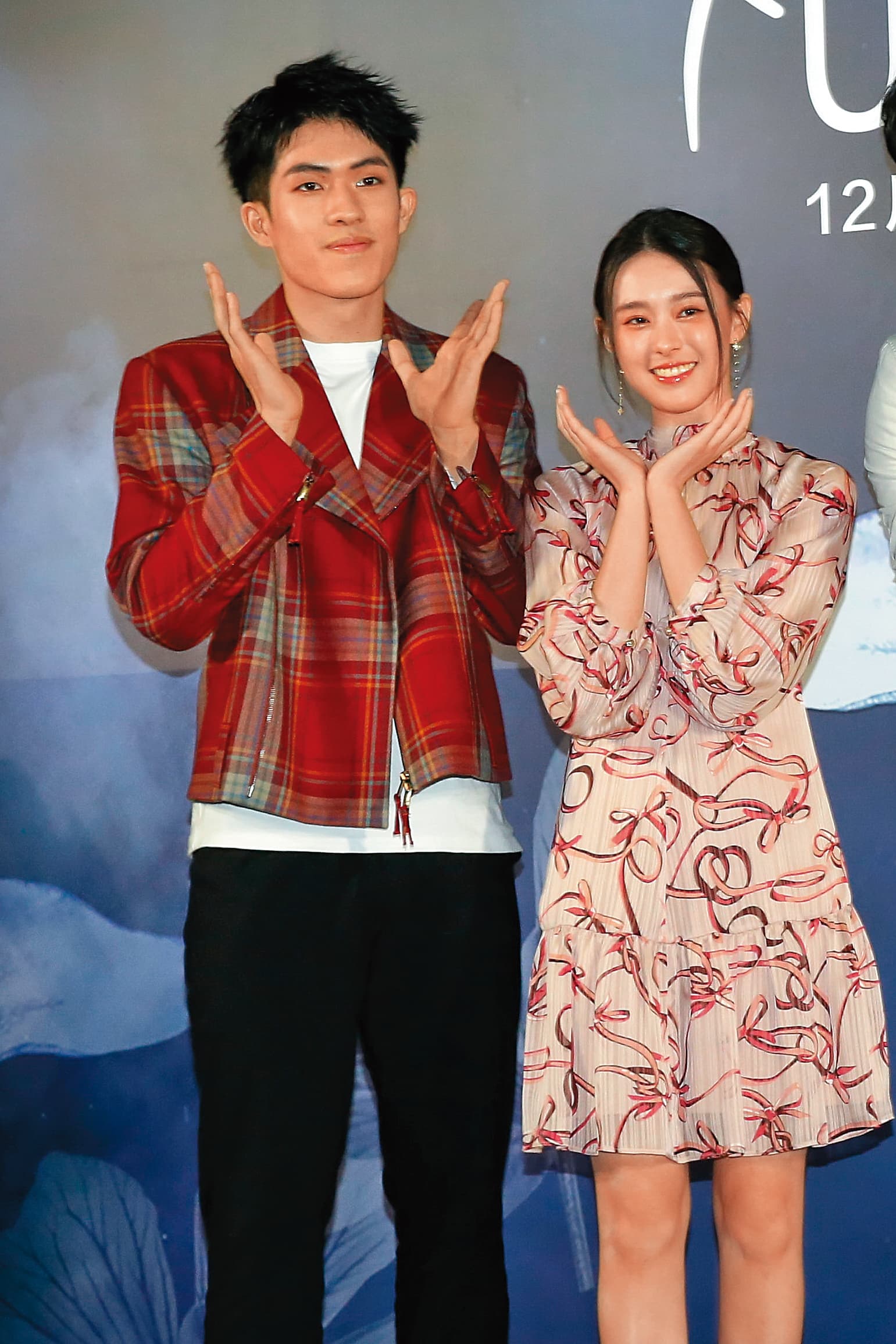 其實2021年時,郭建宏的衛視原創戲劇《如果花知道》首播記者會上,邱偲琹(右)、郭方儒(左)就曾比肩站在一起合影。