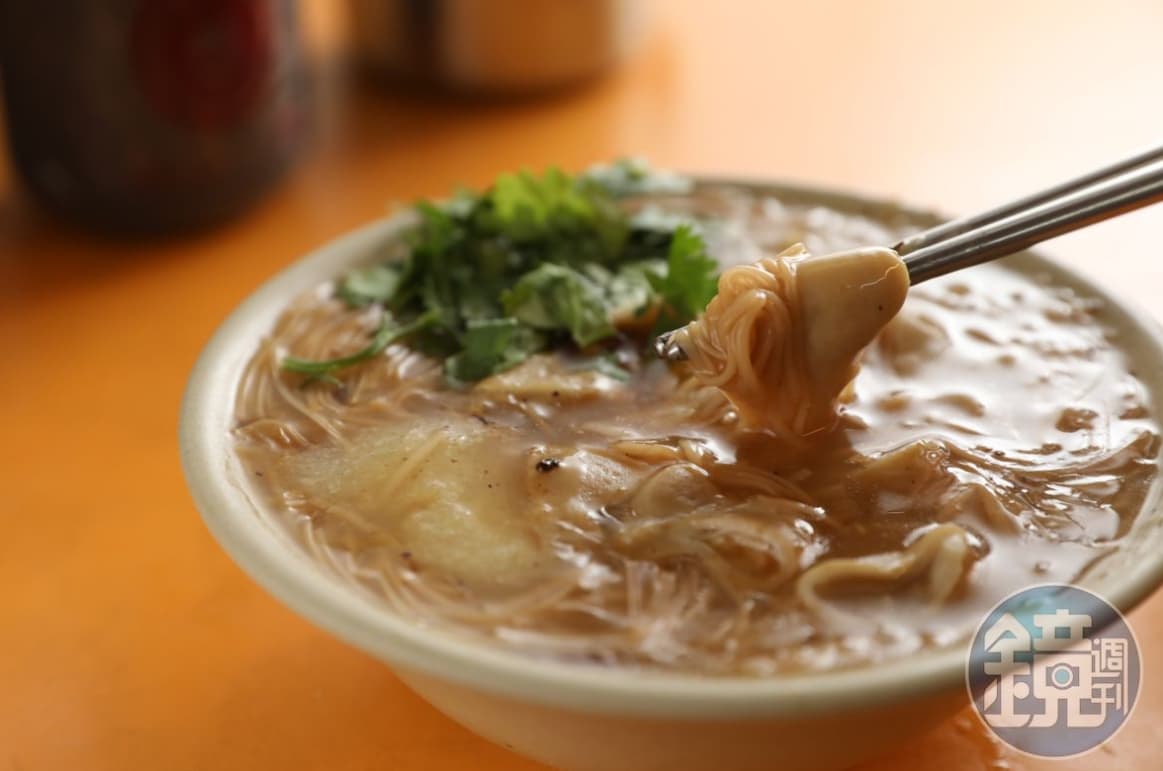 裴社長最常吃的台北麵線羮是「阿泉麵線」,店家的大腸麵線充滿陽光和焦糖的香氣。(何宗昇攝)