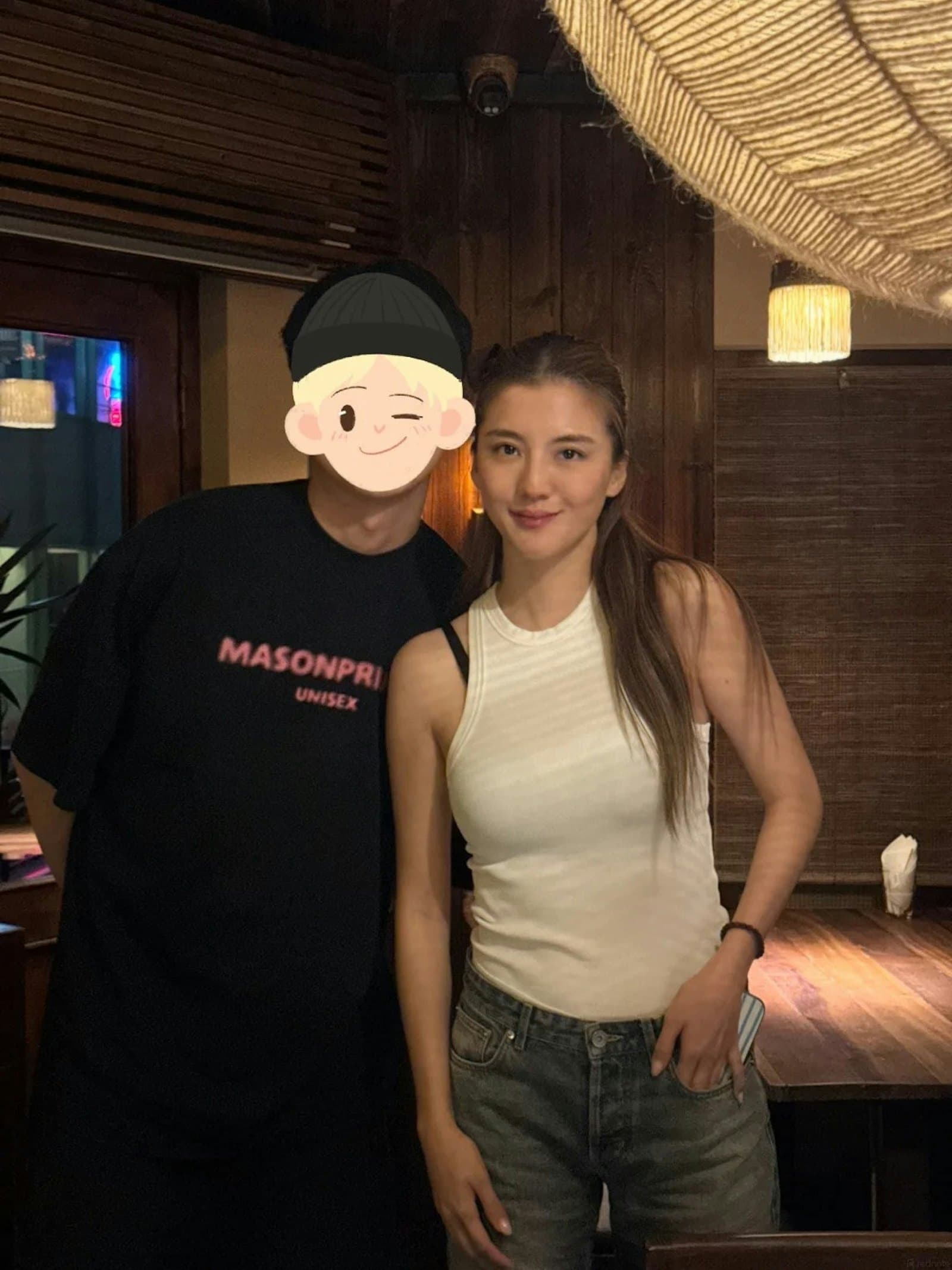 吳千語(右)與網友合照曝光後,身材變化意外成為焦點,被一些網友猜測是否有喜。(翻攝小紅書)