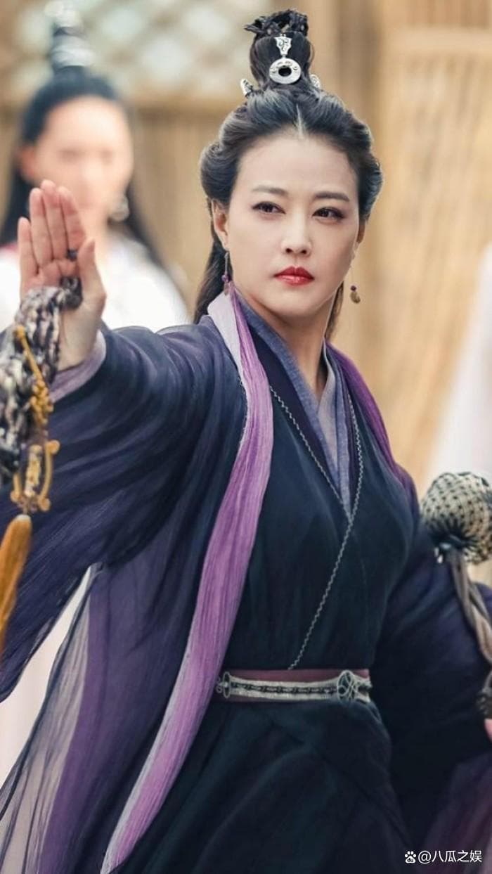 2019年版《倚天屠龍記》更邀請周海媚演出周芷若的師父滅絕師太,堪稱神選角。(網路圖片)