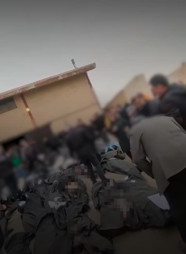 伊朗大規模暴動、官方血腥鎮壓,死亡人數過多,大量包裹在黑色屍袋中的遺體被直接擺放在露天庭院、未鋪設的泥土地,甚至就位在停車場的車輛旁。(翻攝畫面)