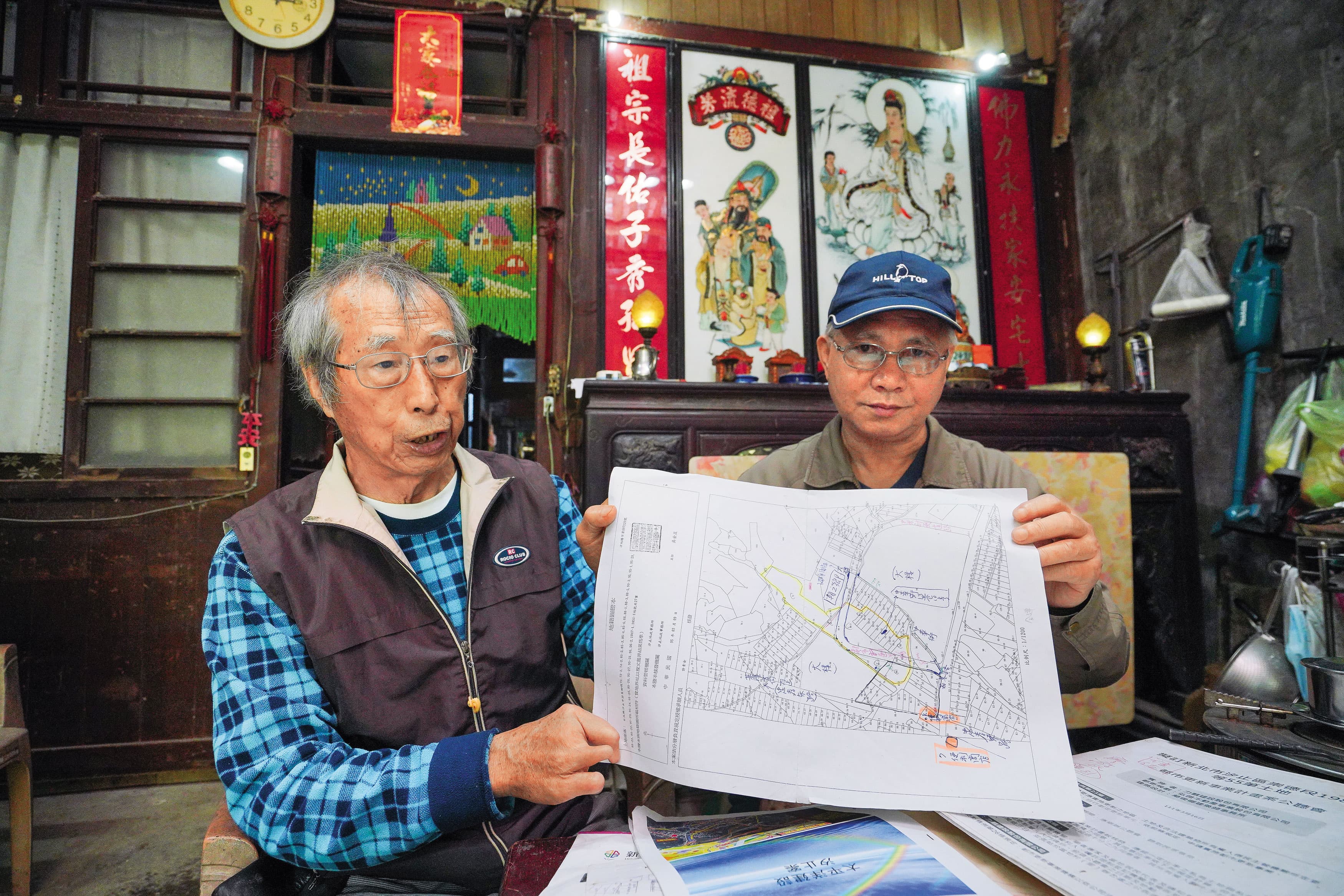都更住戶82歲的廖先生(左)與67歲的陳先生指控,當時與山岳建設談好都更,沒想到產權卻被移轉至力麒名下。