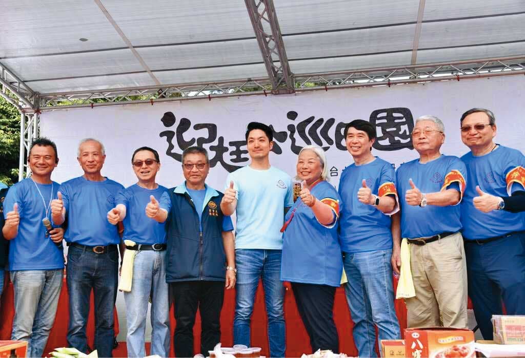 台北市長蔣萬安(中)去年出席木柵忠順廟迎尪公巡田園活動,稱尪公是「保儀大夫」。(北市府提供)