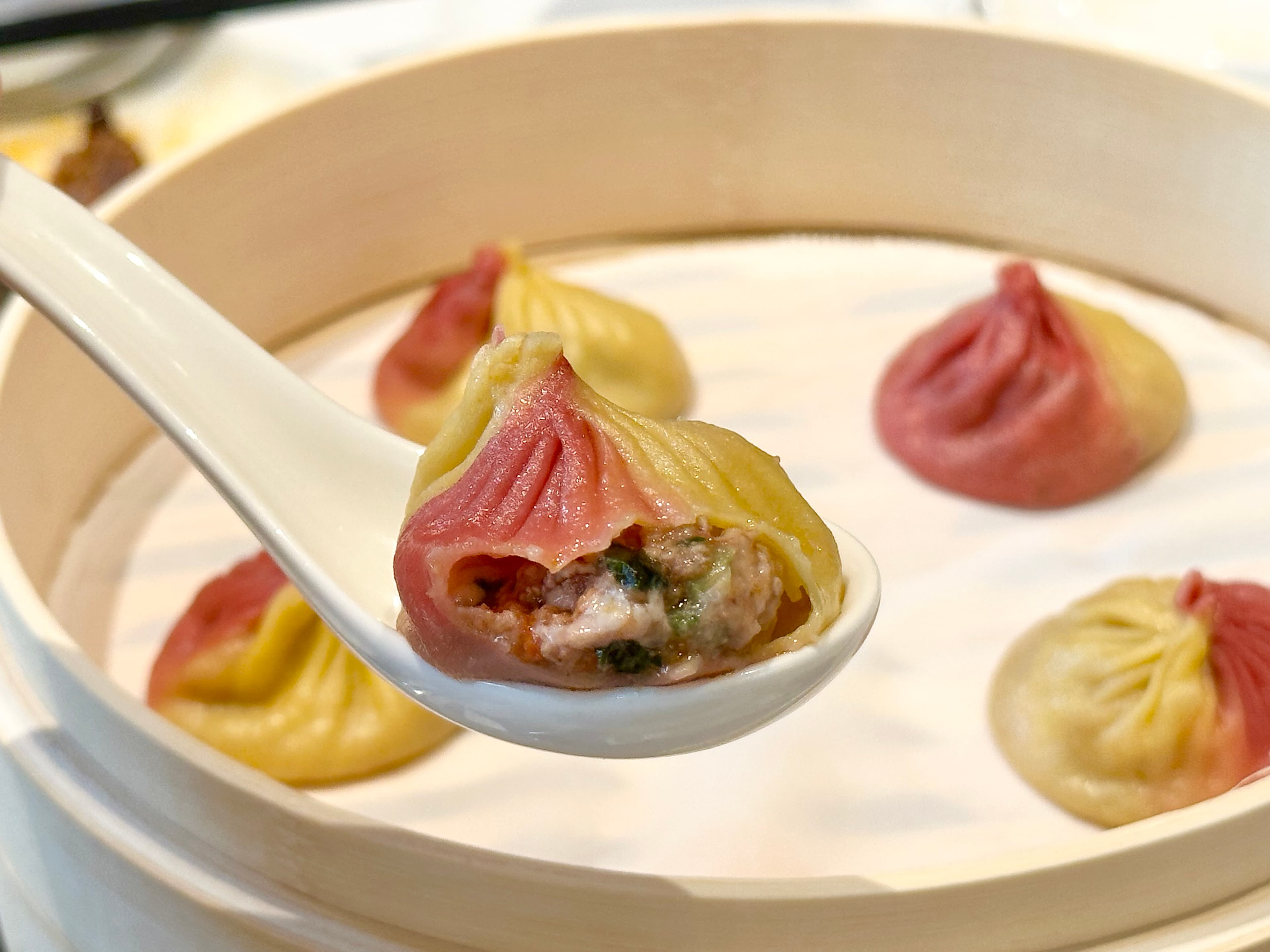 PIZZA小籠包皮薄餡滿,吃得到番茄肉醬、羅勒葉與起司的豐富香氣。