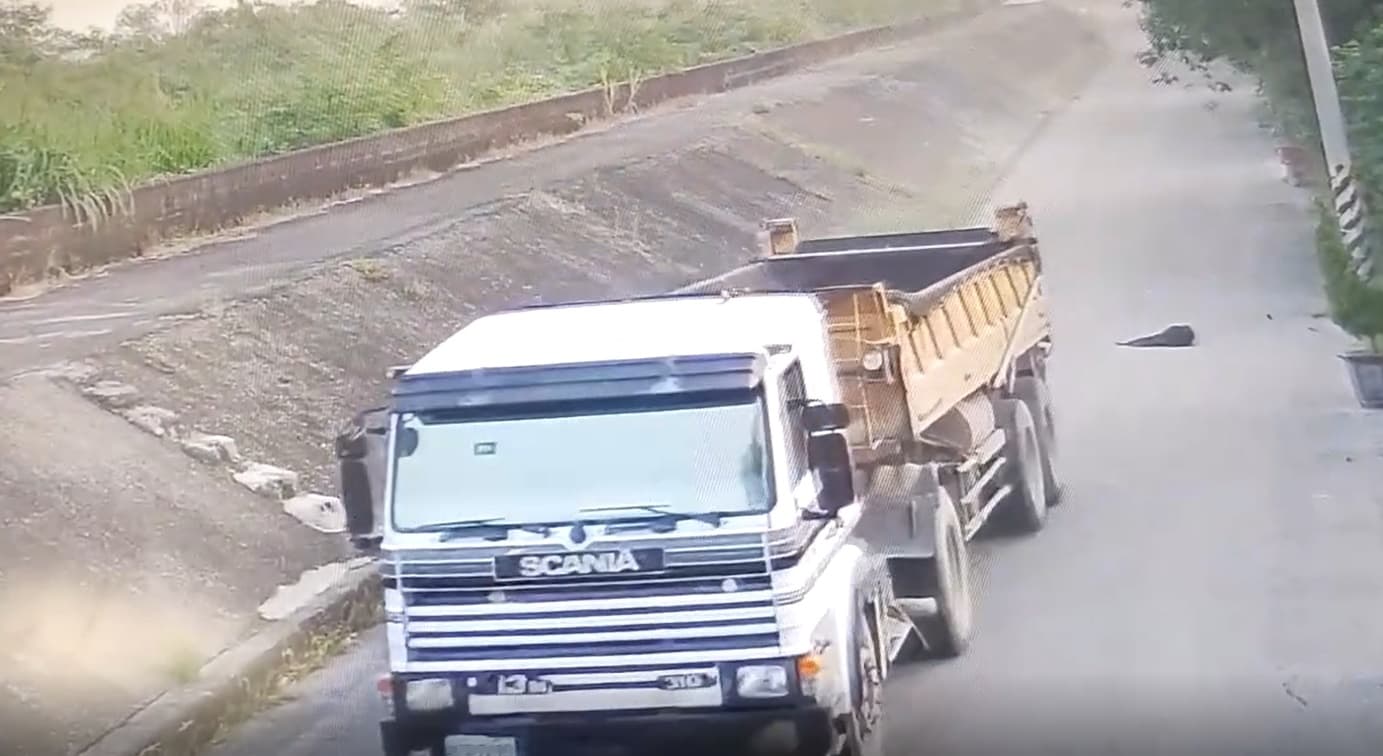 嘉義縣一輛砂石車13日清晨殘忍輾斃路邊小黑狗,警方正積極聯繫司機到案說明。(當地居民提供)