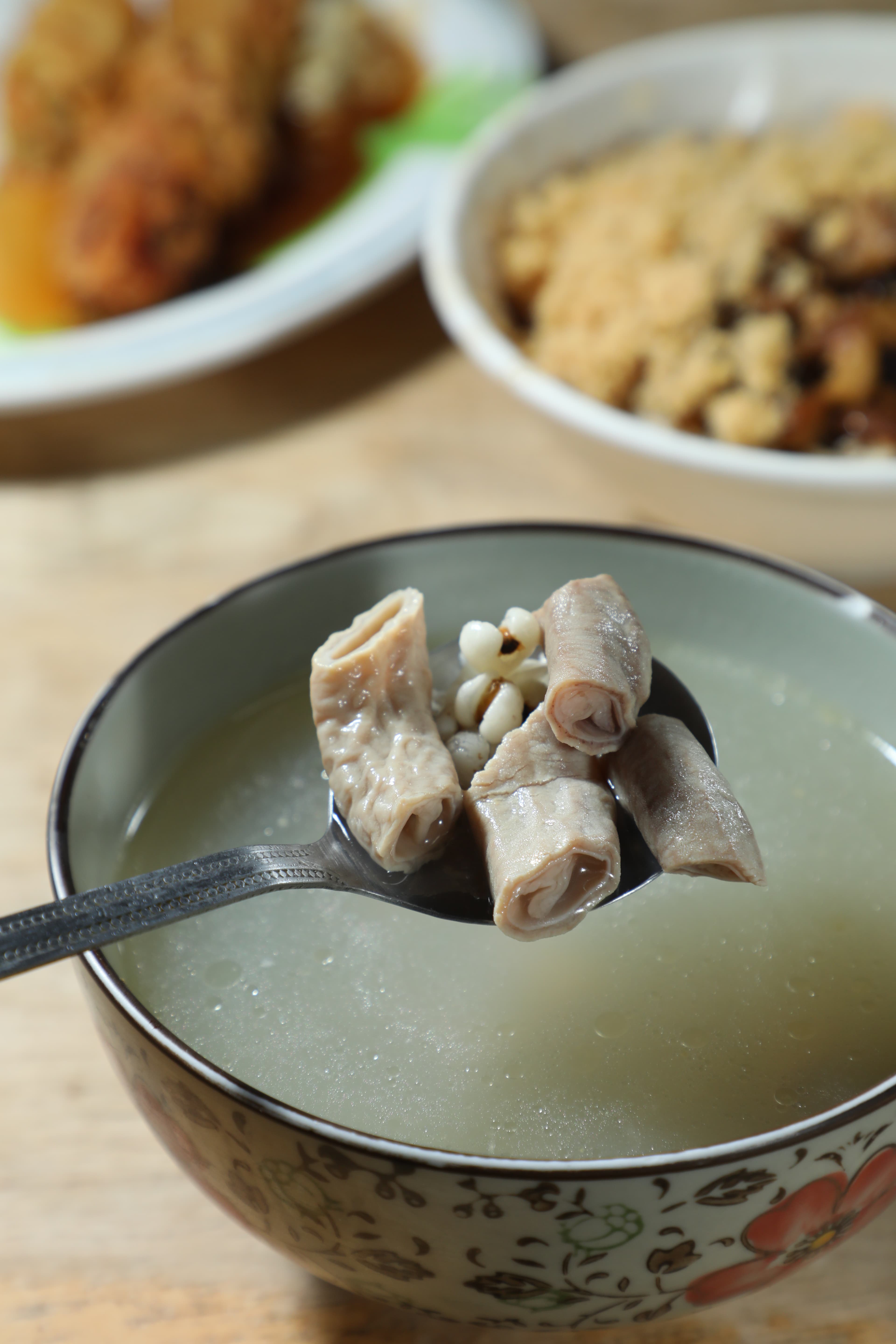 酒香四溢的四神豬腸湯,小腸處理得很乾淨。(50元/碗)