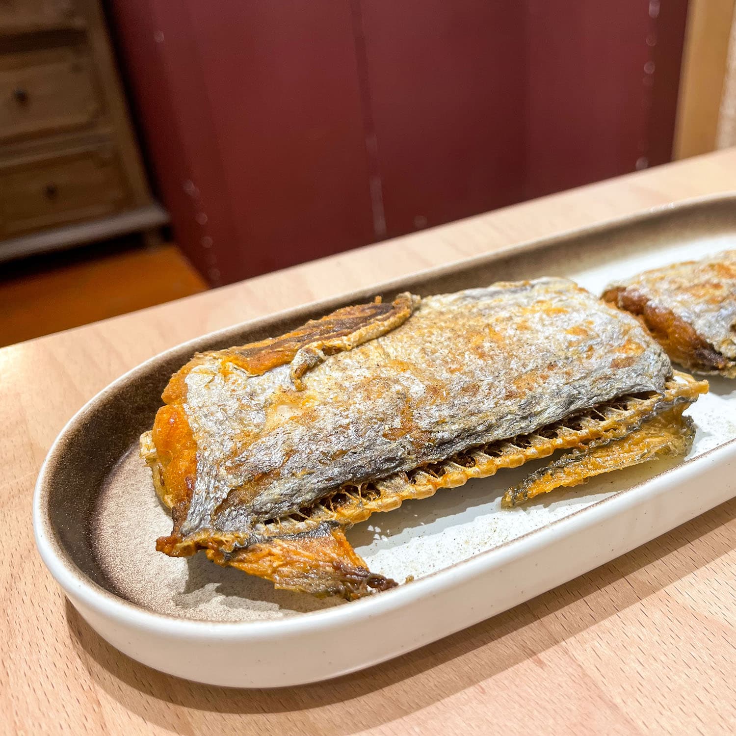 到添厚吃飯,不妨點上一壺店家自製的菊花茶佐乾煎白帶魚。(Michelin提供)
