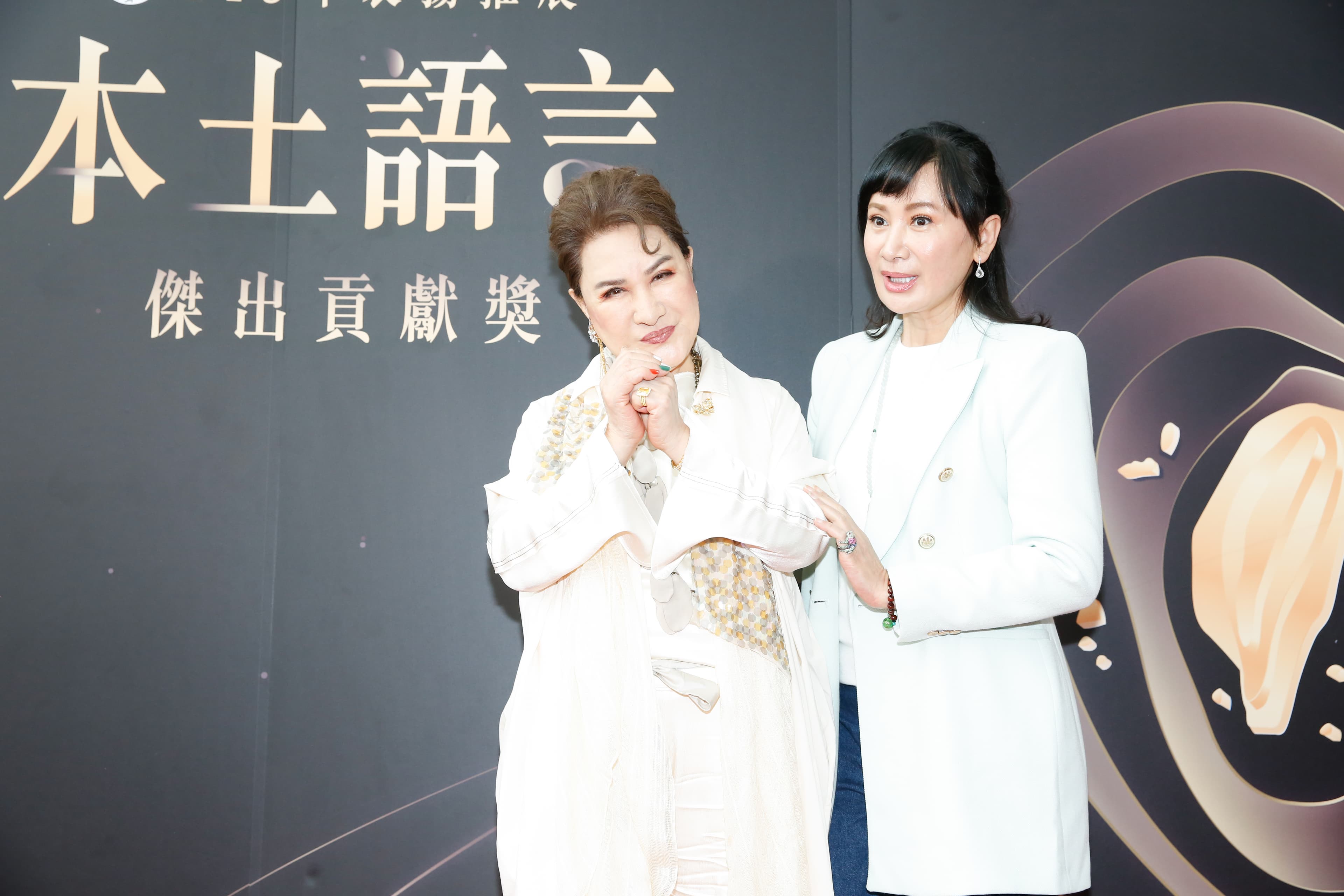 陳亞蘭陪同恩師楊麗花現身領獎。