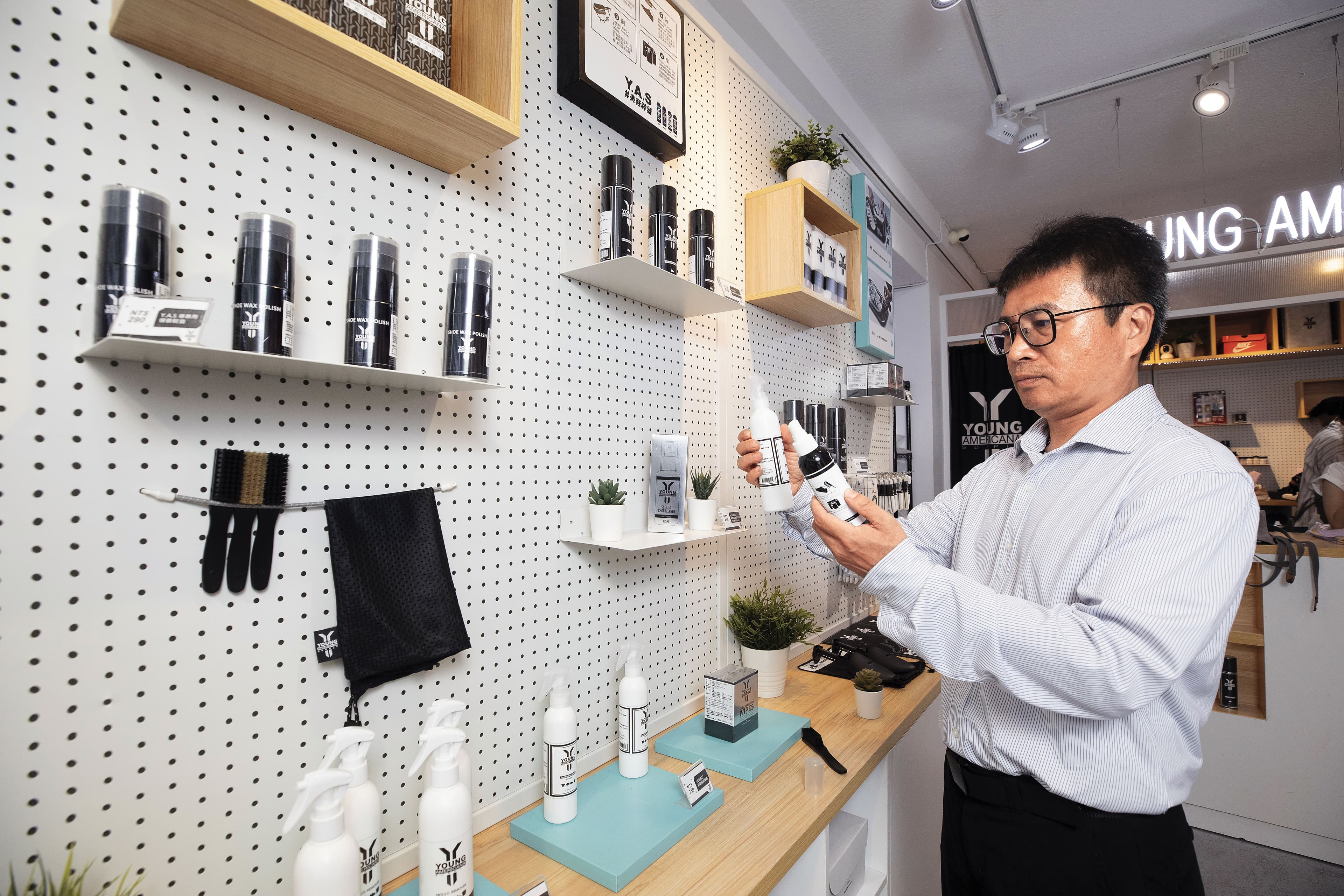 Y.A.S品牌創立已9年,前4年單純推出洗鞋、美鞋清潔用品,郭子仲表示,配方必須無毒、不傷鞋,並通過S.G.S認證。