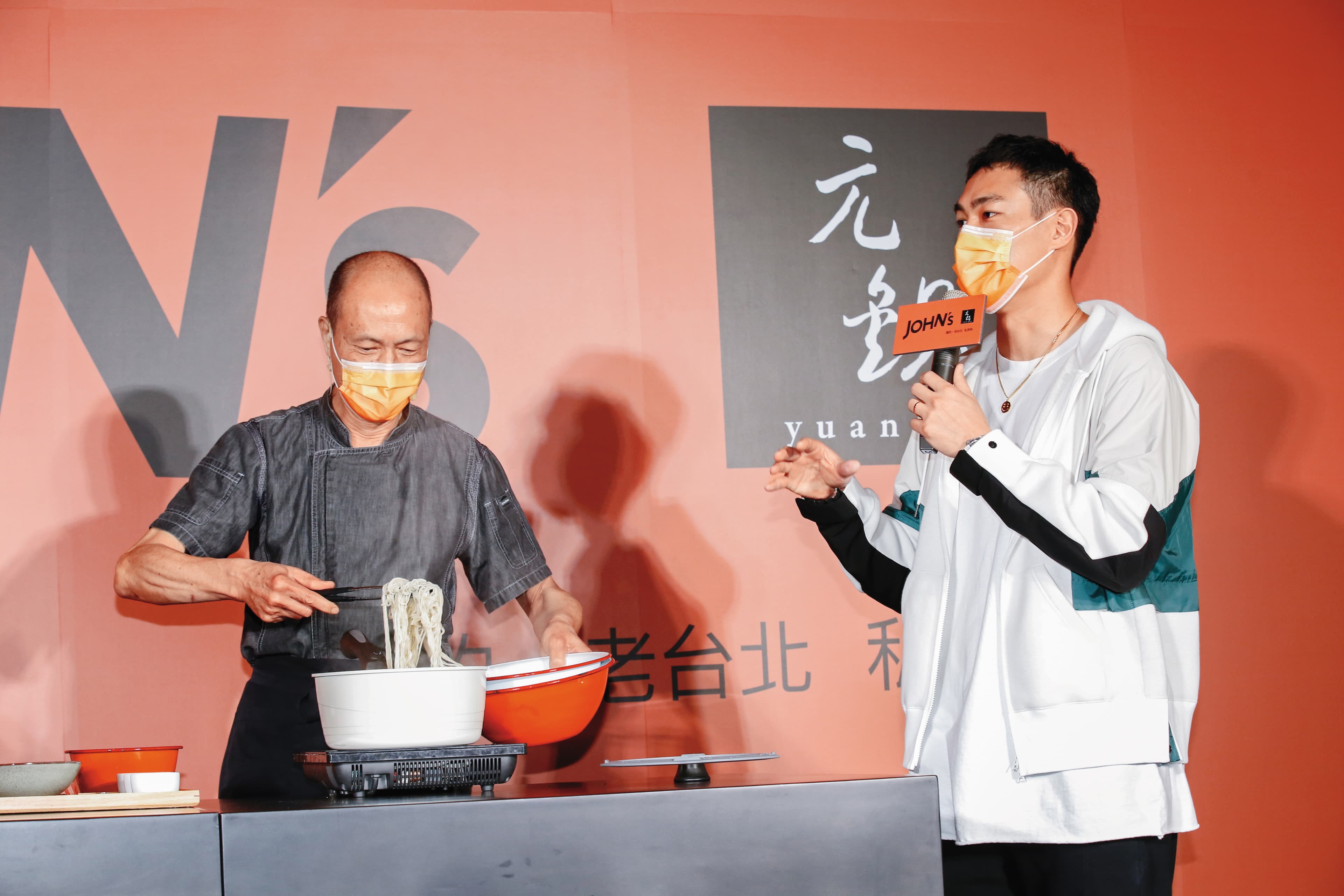 為了自家餐廳,楊祐寧(右)與爸爸(左)開發不少新點子,疫情期間還曾推出拌麵料理,頗受歡迎。