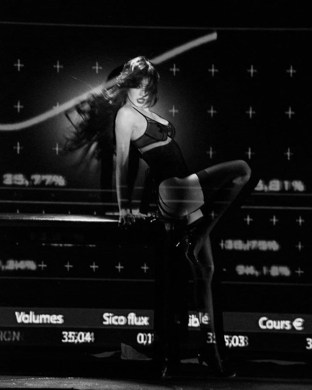 BLACKPINK成員Lisa舞動身體的神情性感。(翻攝Lisa Instagram)