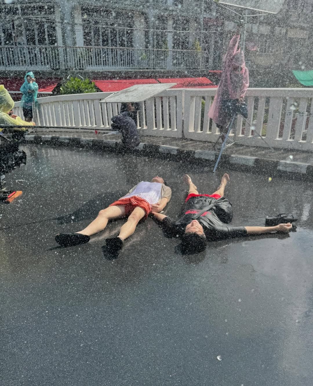 南潤壽(左)表示同一個地點,由兩位導演在拍攝回顧過去與現在的方式完全不同,很有意思。(翻攝陳浩恩 INS)