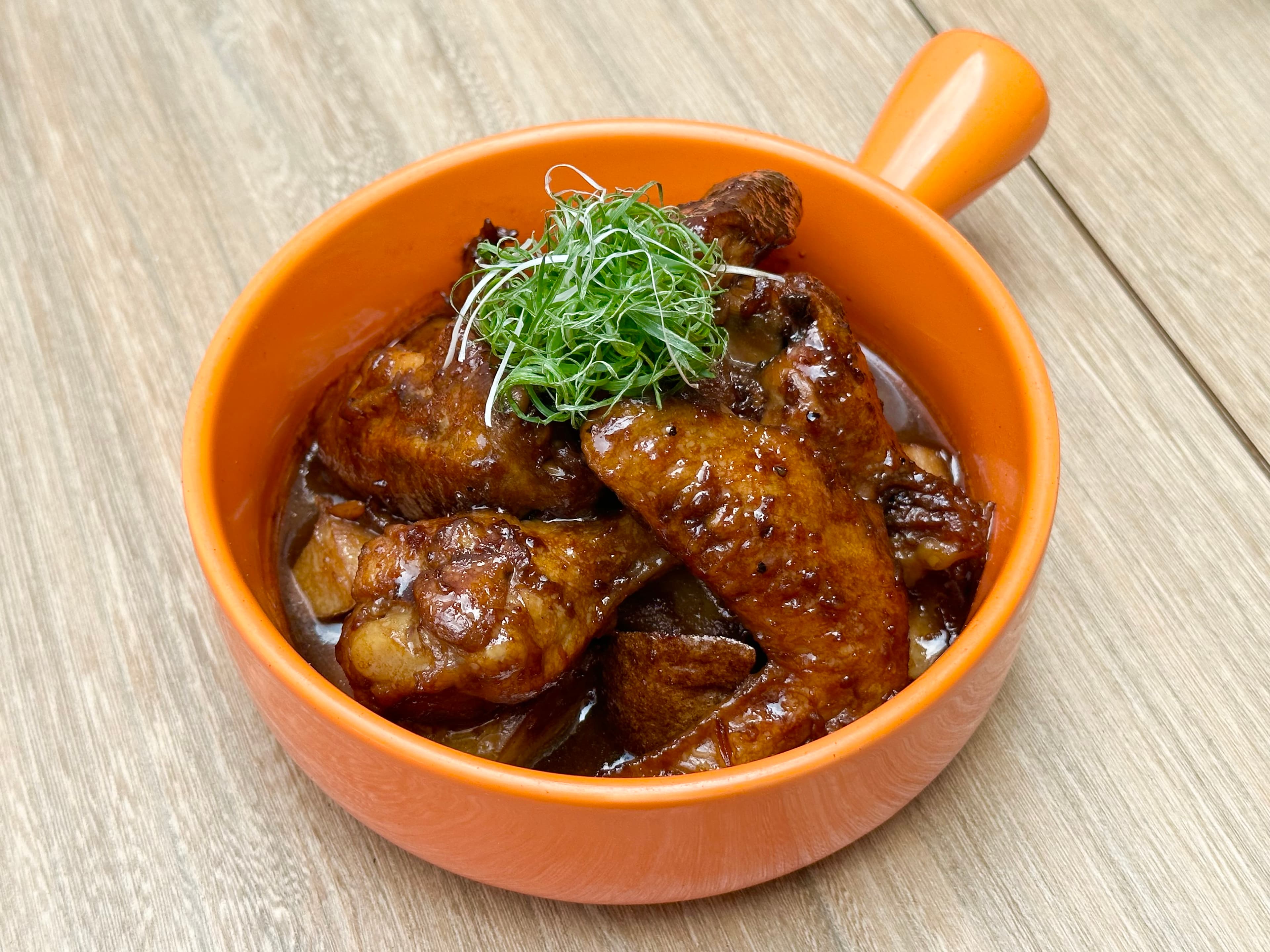 「菲律賓式醬醋燉雞」雞肉柔嫩,醬汁酸甜開胃。