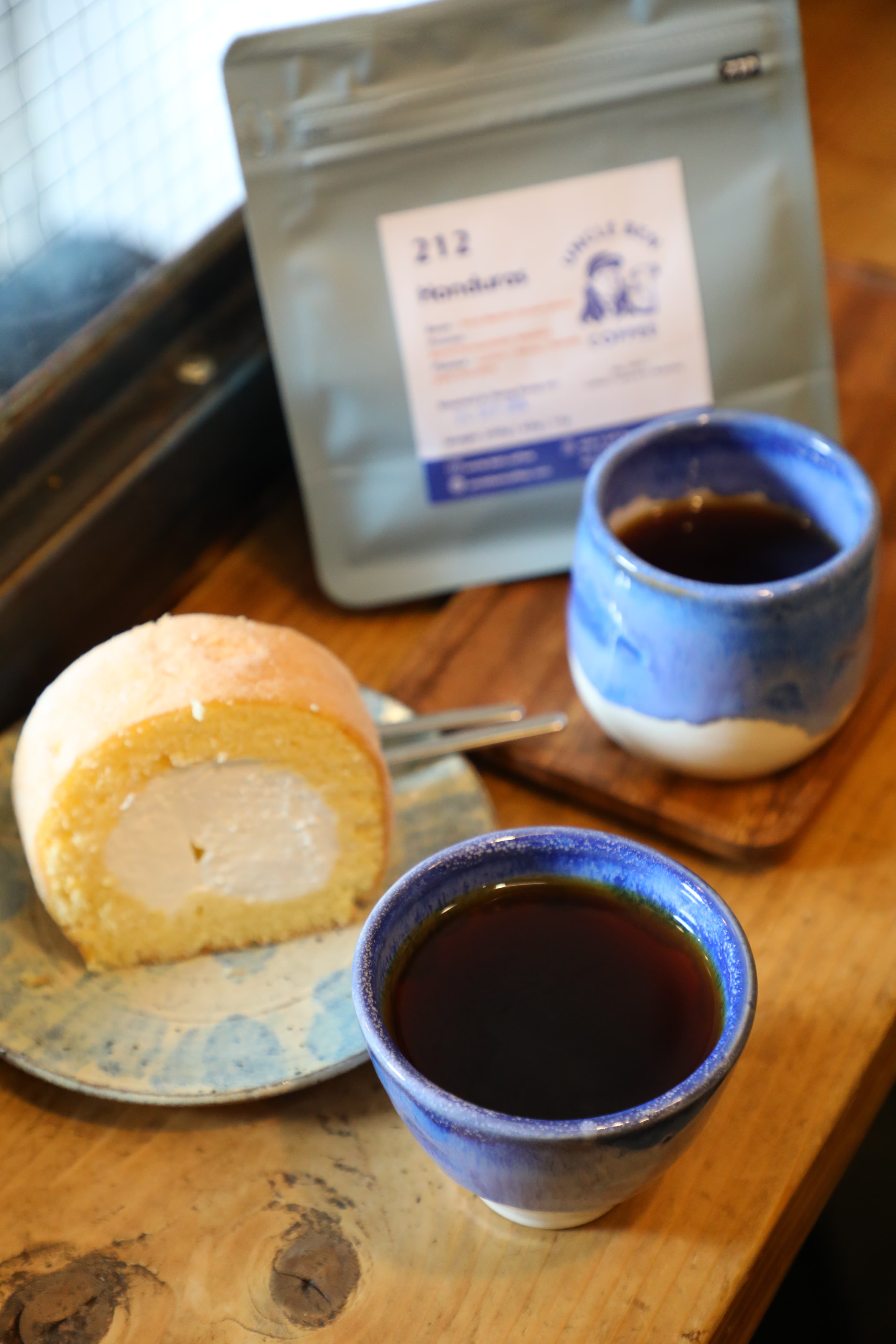 宏都拉斯Mocha Finca咖啡莊園出品的Caturra, Catuai精品豆,用圓杯喝感覺較甜,以尖杯喝則偏酸,非常神奇。(咖啡港幣80元/壺、蛋糕捲港幣55元/份)