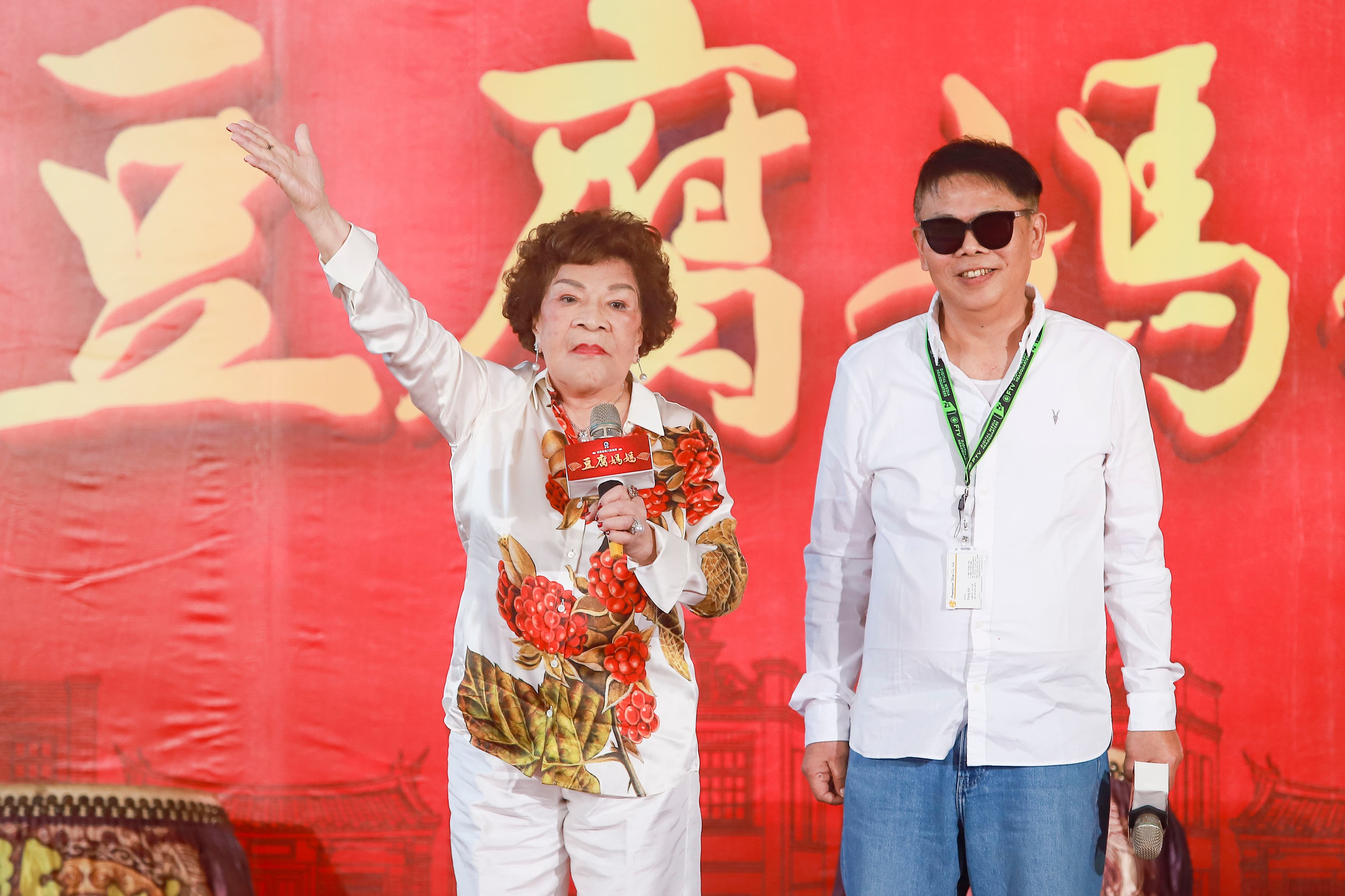 周遊和兒子馮凱同台。(民視提供)