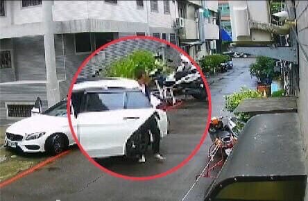 陳姓乾哥哥事發時在李男家門口揮舞手槍,一併被捕。(警方提供)