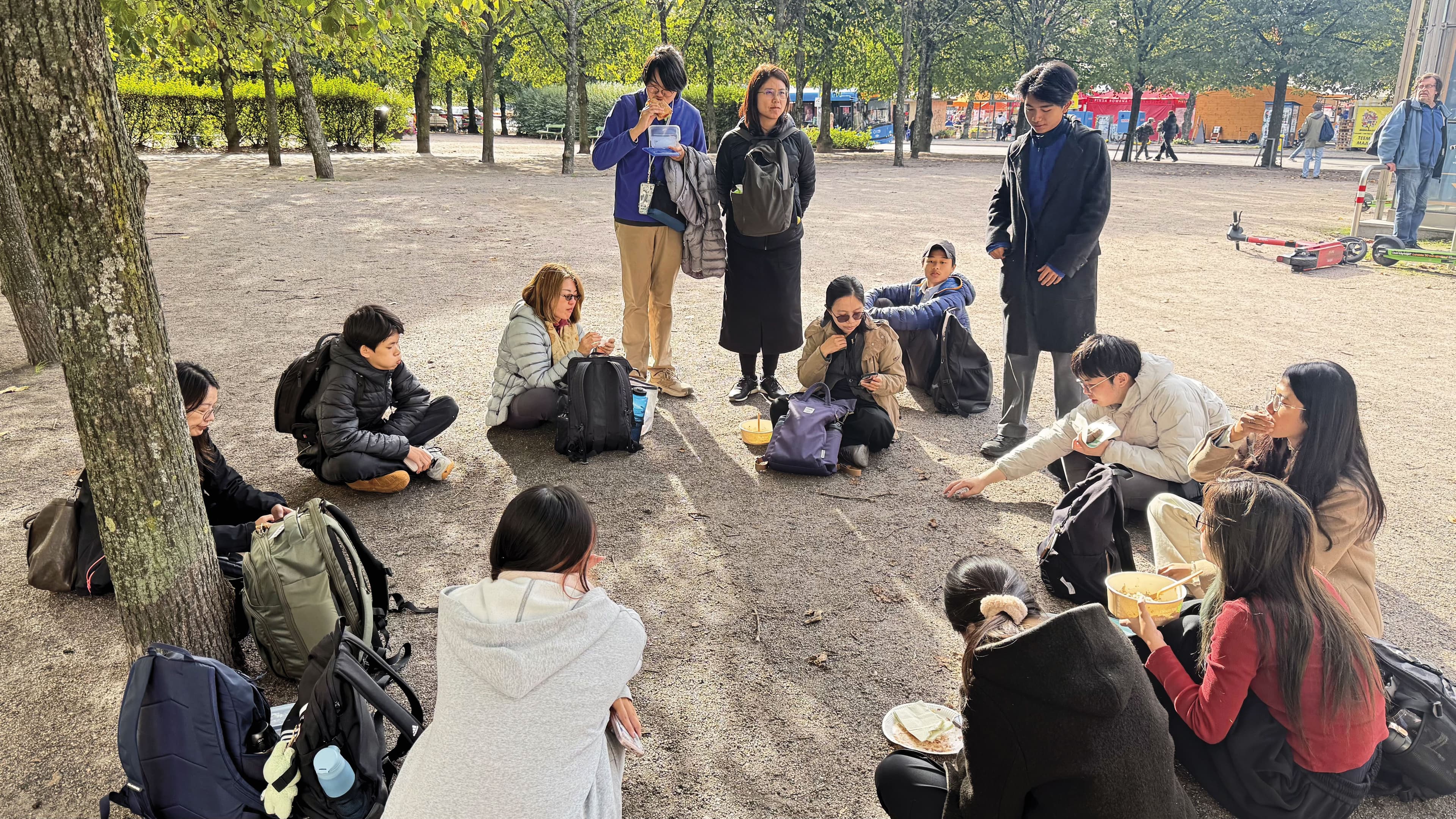 「北歐參訪:新世代啟動民主的下一步」訪問團學員,在結束參觀後彼此核對理解內容,與自有經驗對照,交換感想與心得。