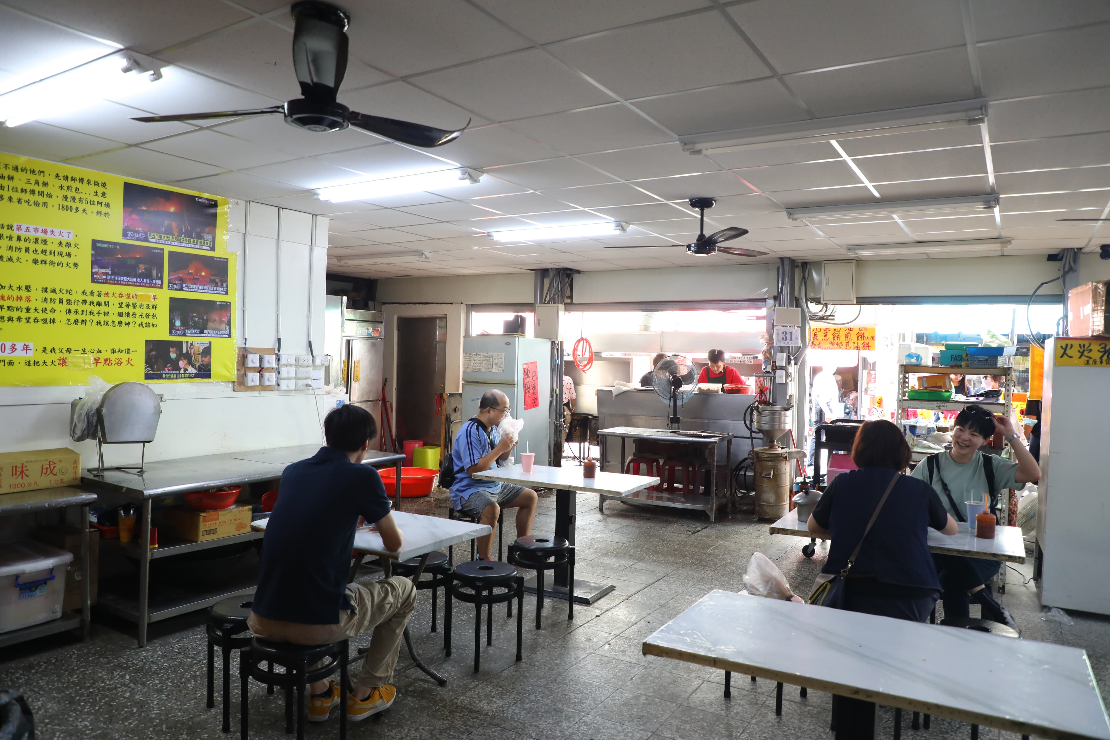 2025年3月火災後重建的「樂群早餐店」,內用空間也十分寬敞。