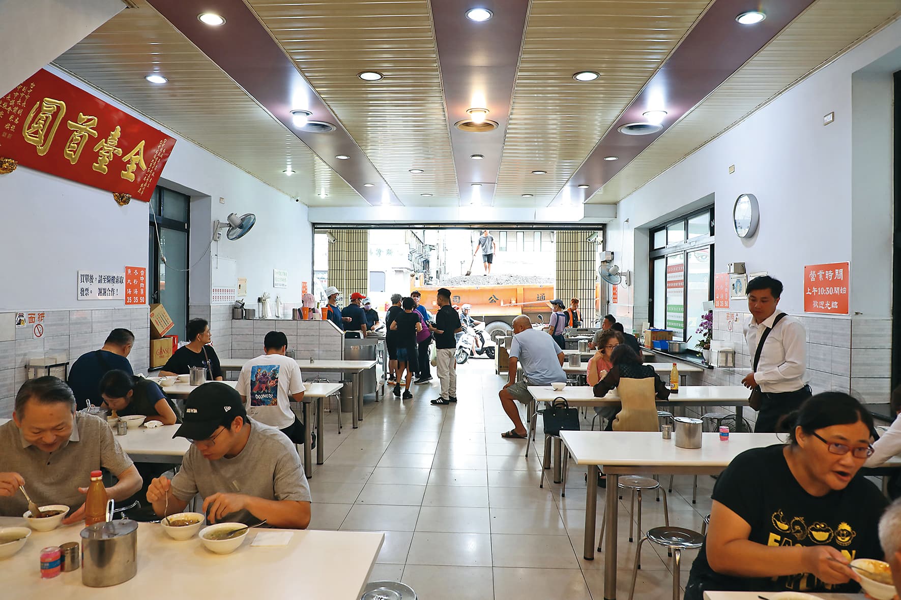 店裡常見中年客人帶著老父親、老母親上門,重溫古早美味。