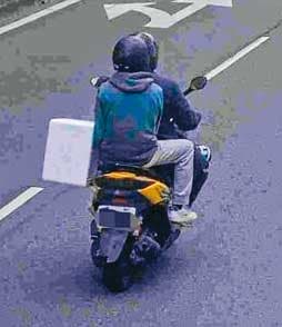 廖、張2人帶著保麗龍箱,騎乘機車,前往新北三重購買乾冰。(翻攝畫面)