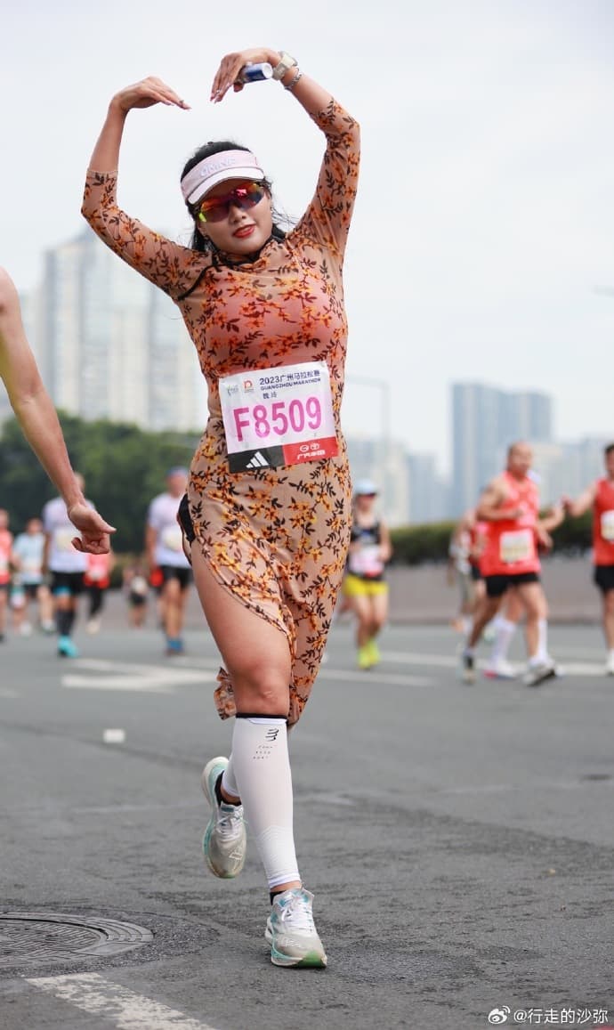 另外有女性參加者,穿改良旗袍跑馬拉松。(翻自微博)