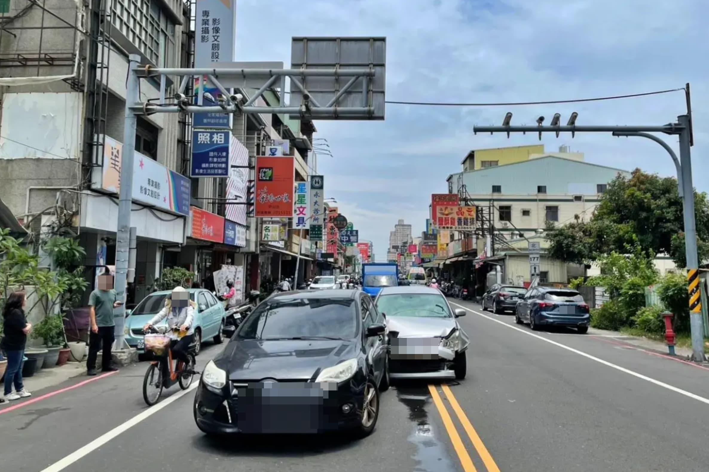 台南市永康區今上午11點多發生逆向暴衝車禍事件,連續撞上2台汽車、5台機車。(翻攝畫面)