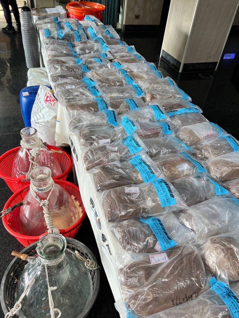 中部打擊犯罪中心破獲史上最大安毒工廠,查獲313.85公斤的安非他命。(翻攝畫面)