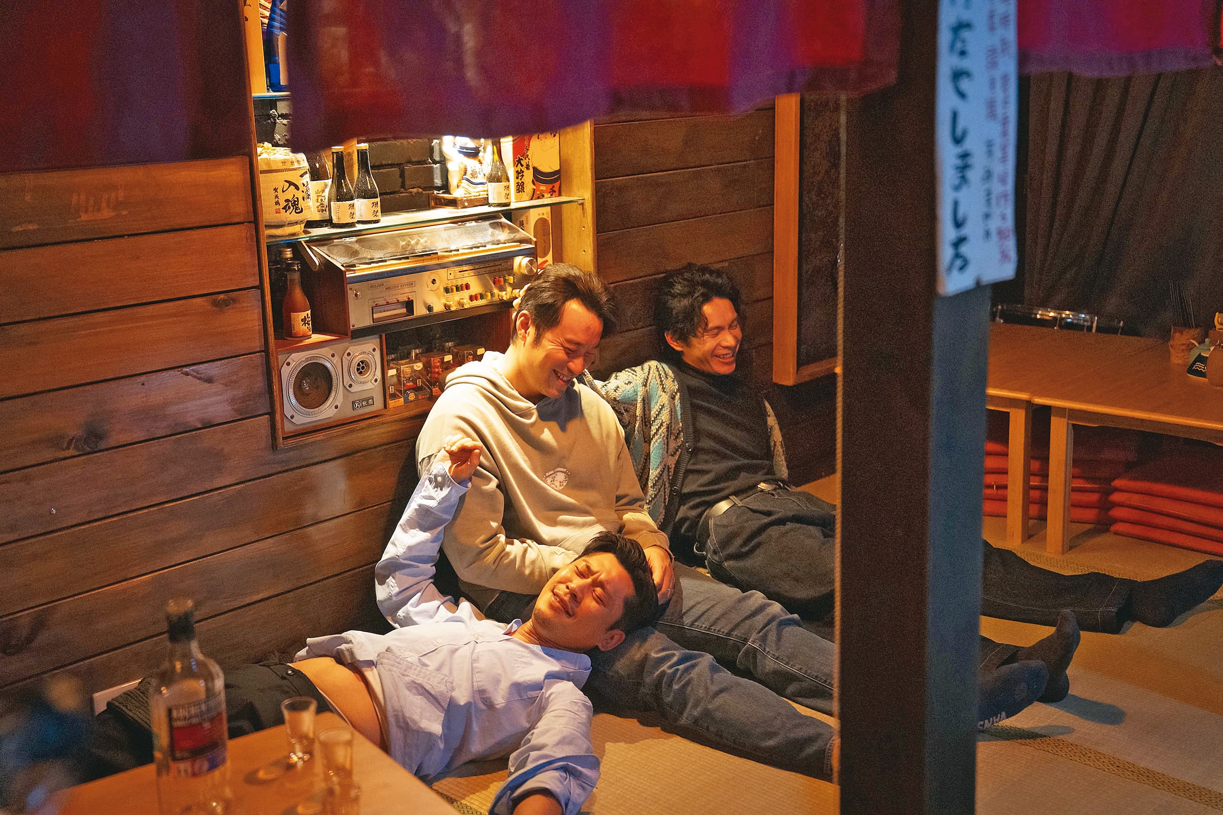 黃迪揚(左起)、張孝全、姚淳耀在《欠妳的那場婚禮》飾演年輕時成為知己,步入中年後對彼此也不離不棄的男子,即使夢想逐漸乾枯,婚姻也有許多波折。(公共電視提供)
