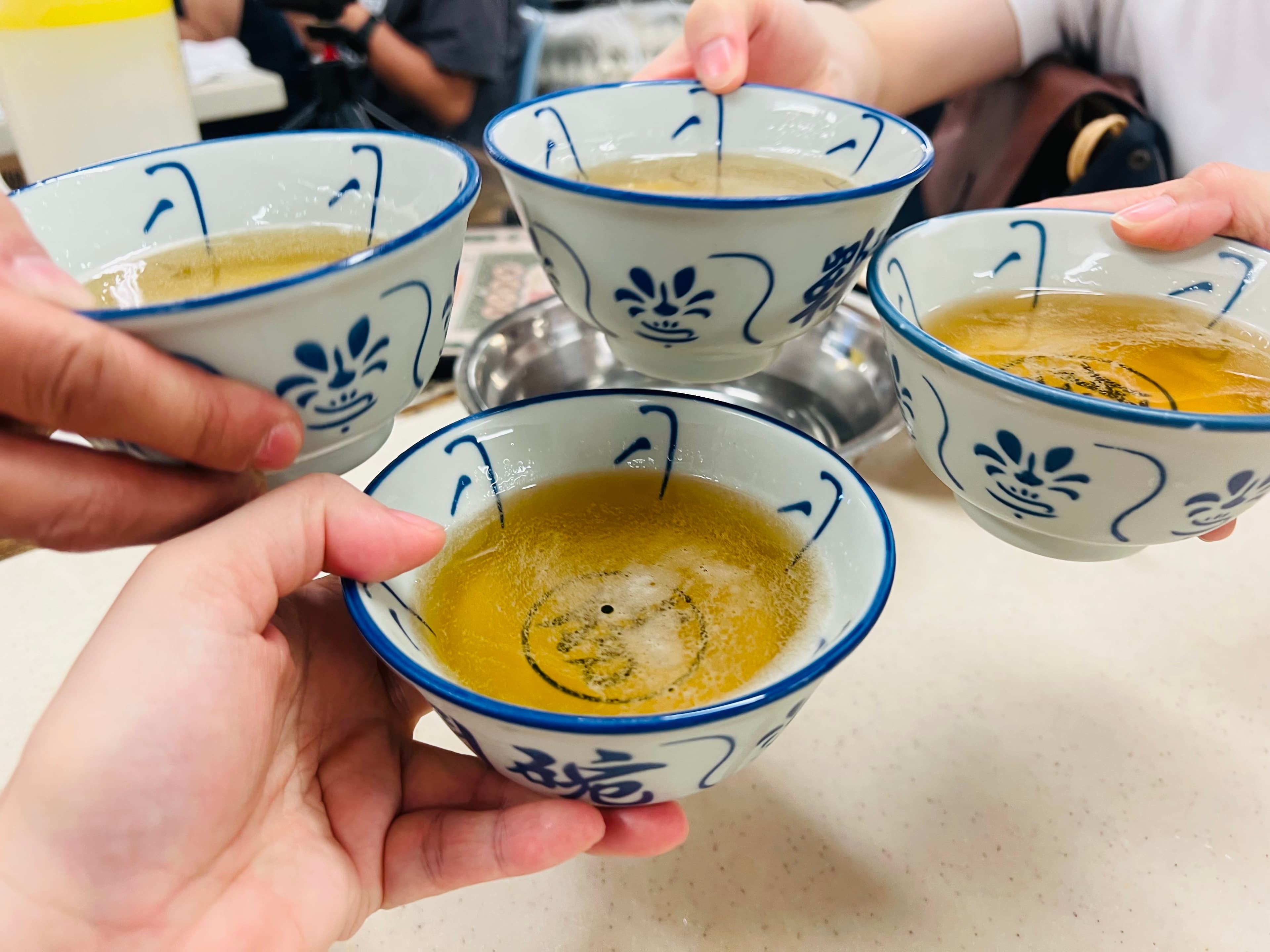在熱鬧氛圍中用戰鬥碗乾杯,是來香港一定要做的事。