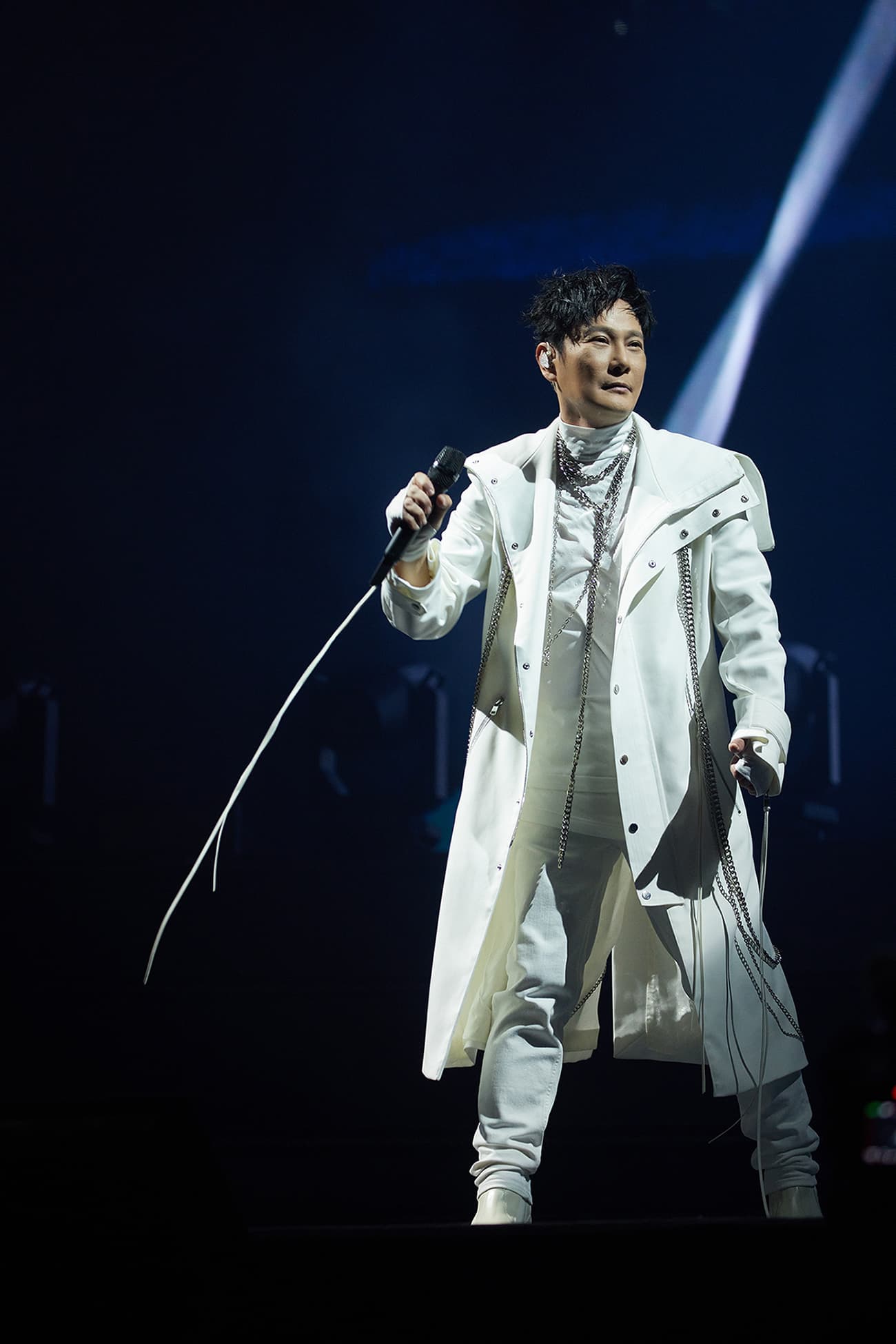 在演唱〈做你的男人〉時,張信哲大撩全場粉絲。(潮水音樂提供)