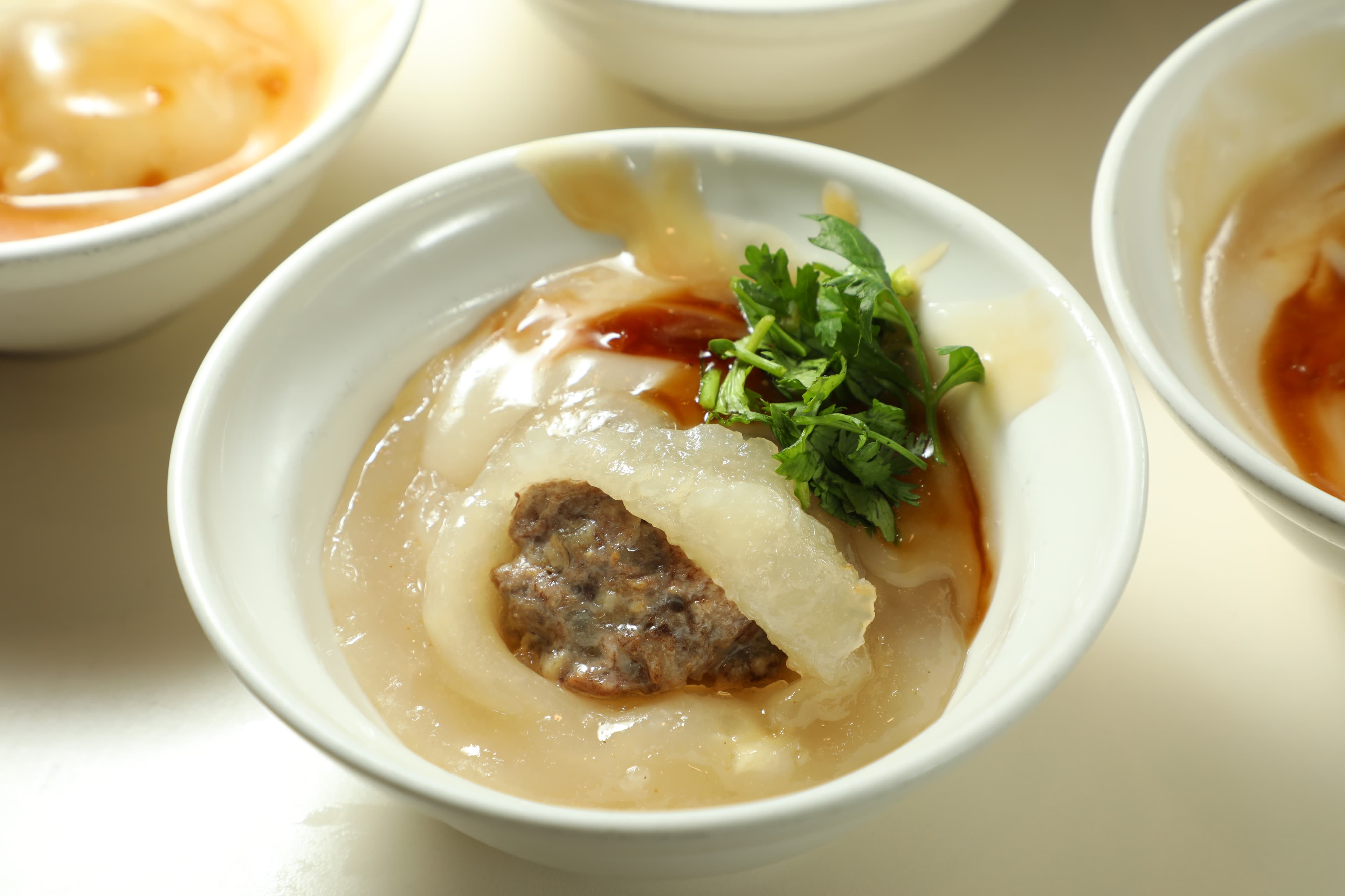 「台中肉員」的肉餡口感如同經過摔打的肉丸,充滿鮮甜的肉味與淡淡的胡椒香,與黑白醬汁搭配後,更展現出強烈的個性。