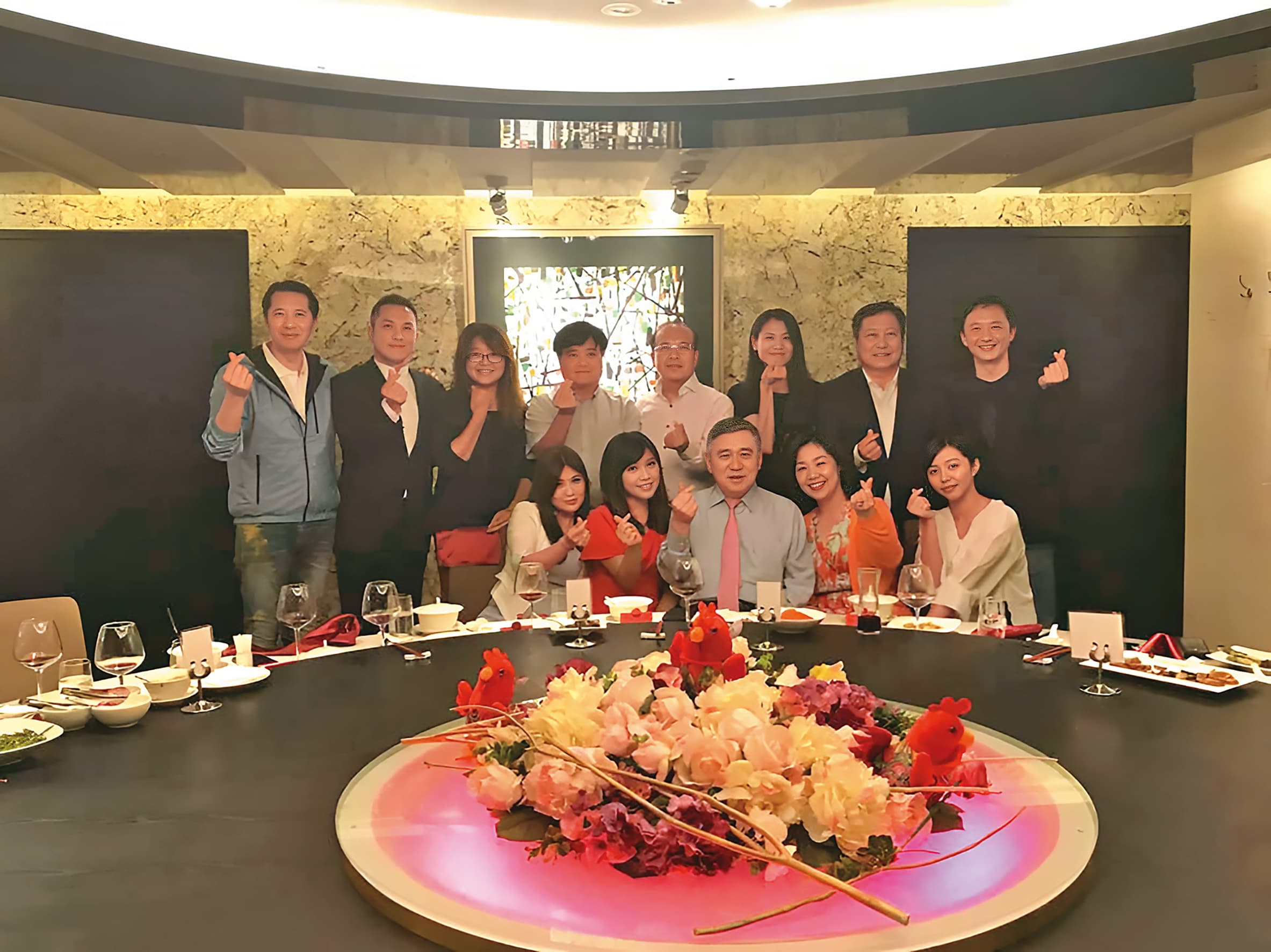 主播蔡尚樺(前排左二)曾出席王文洋(前排中)餐宴,當時也飄出一絲緋聞的味道。(翻攝自臉書)