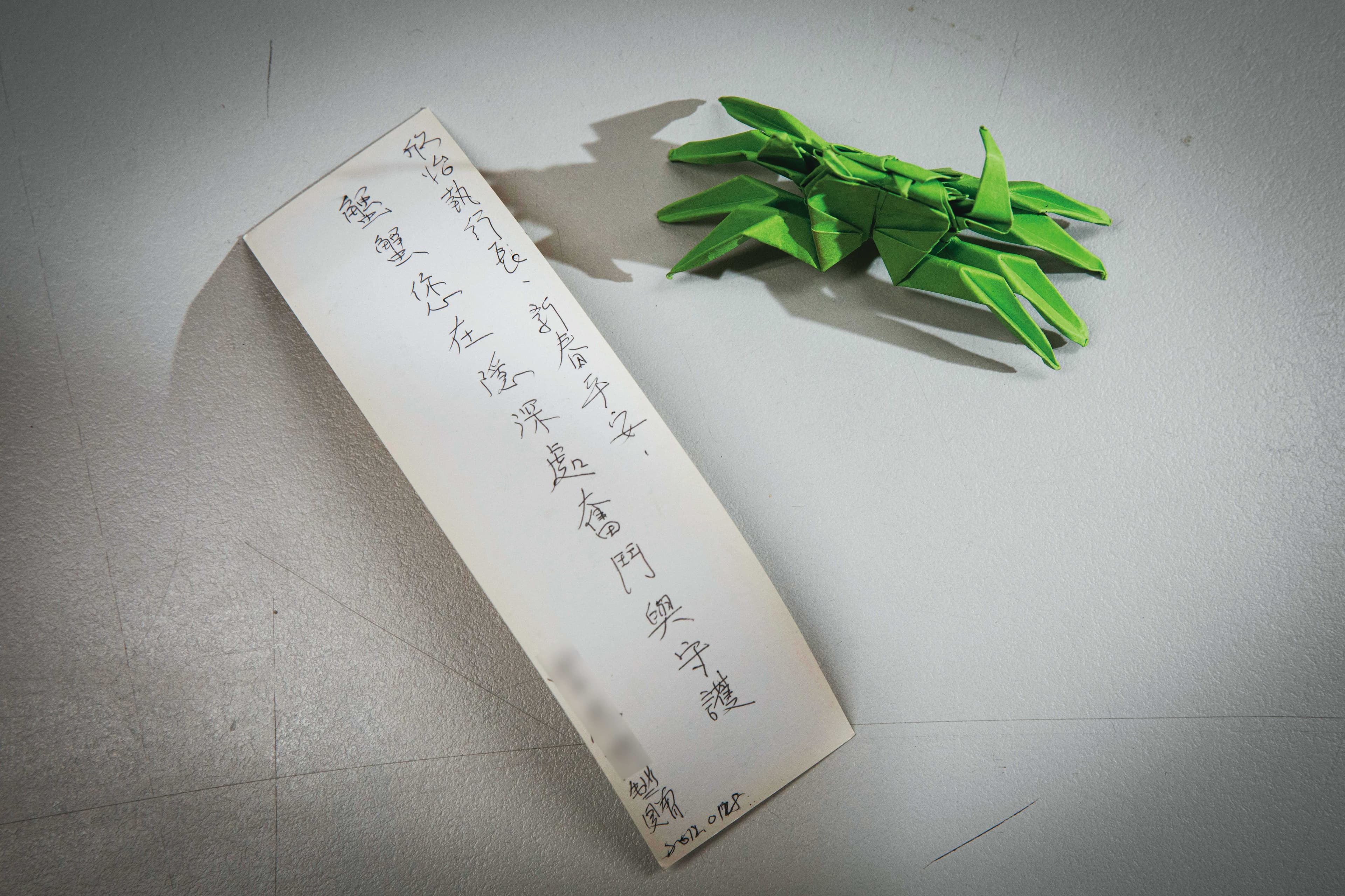 一名與林欣怡通信許久的死刑犯送她紙折的螃蟹表達謝意,對方在寄出禮物後不久便被執行死刑。