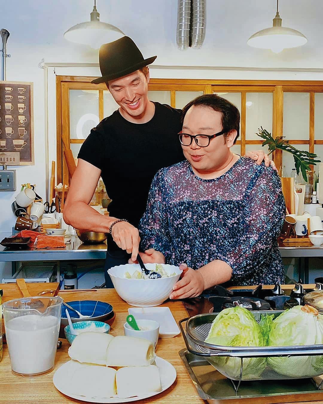 錦榮(左)之前受娘娘(右)之邀到YouTube料理單元作客,在節目中,錦榮不斷撩娘娘,讓娘娘直呼「心臟受不了」。(翻攝自娘娘IG)