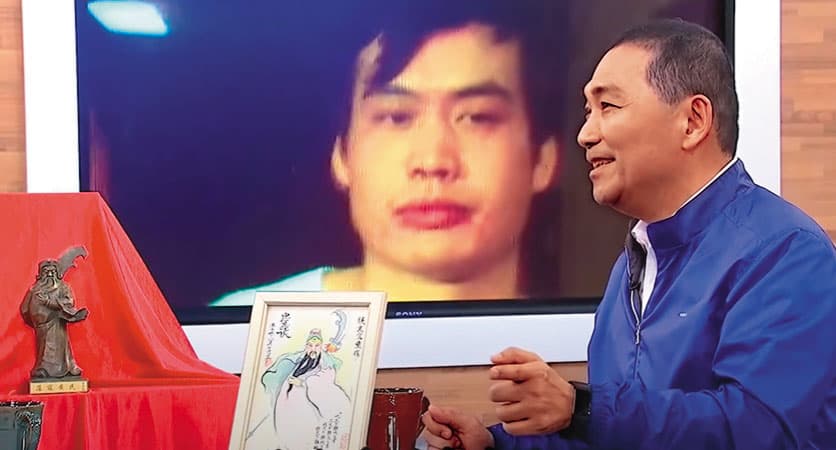 劉煥榮(左)引渡回台後,由時任台北市刑警大隊除暴組長侯友宜(右)負責偵訊。(翻攝東森新聞)