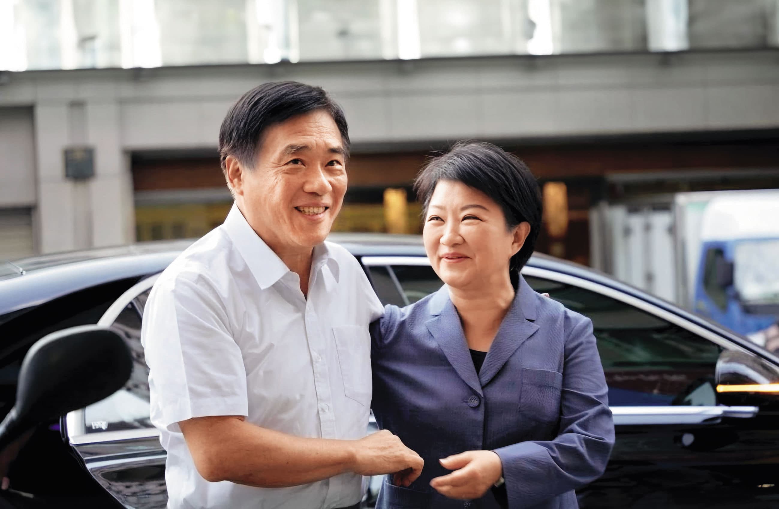 郝龍斌(左)是盧秀燕(右)第一個合體「吃播」的候選人。(翻攝郝龍斌臉書)