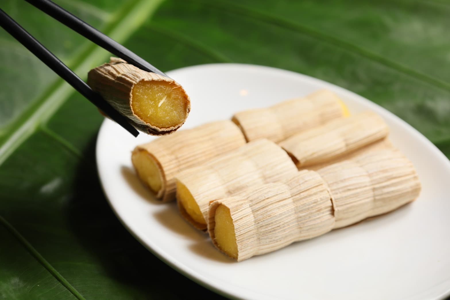 「美人魚餐廳」附上的前菜「樹薯糕」是當地原住民傳統點心。