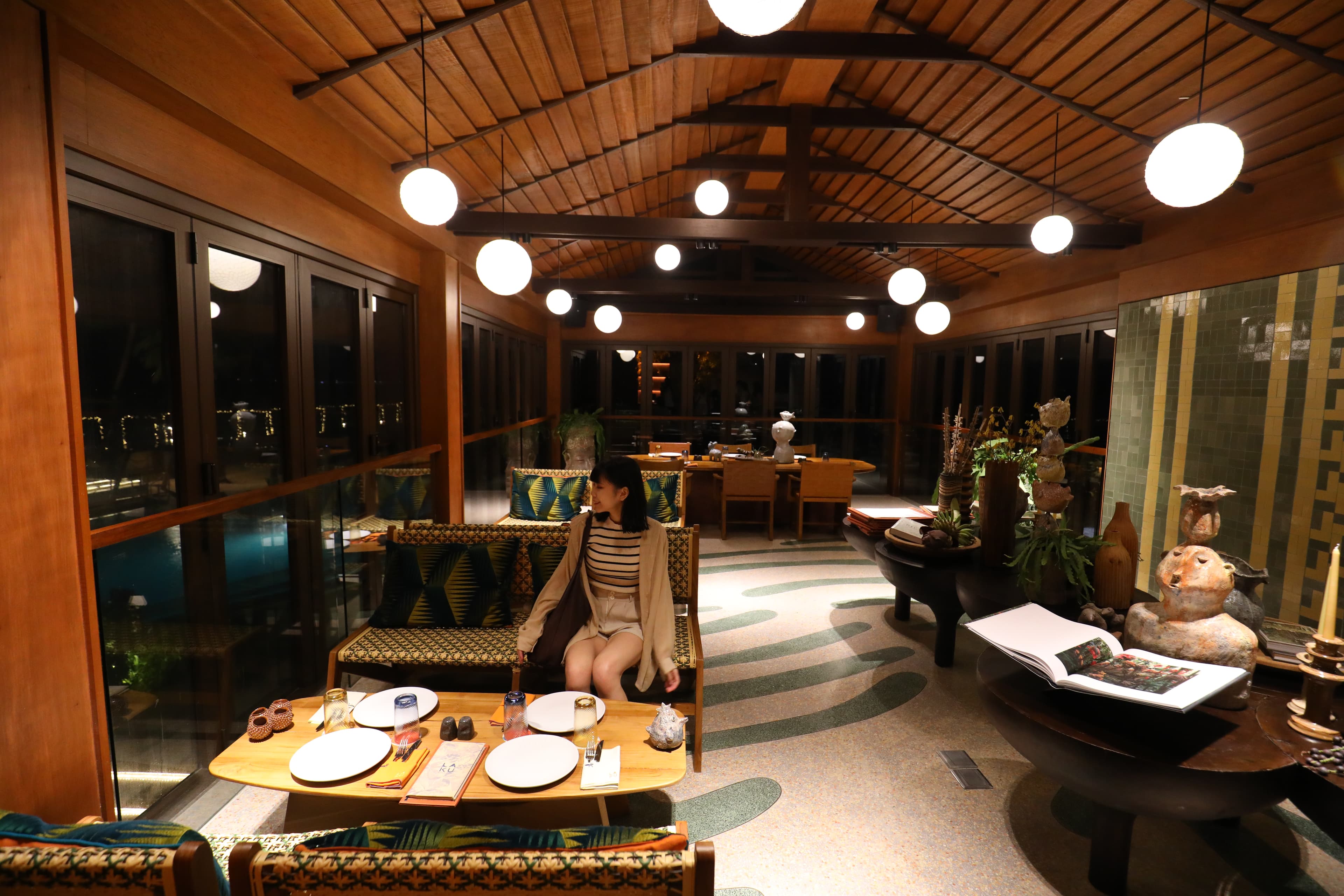 池畔旁有一棟cocktail bar「Koko」提供各種雞尾酒特調。