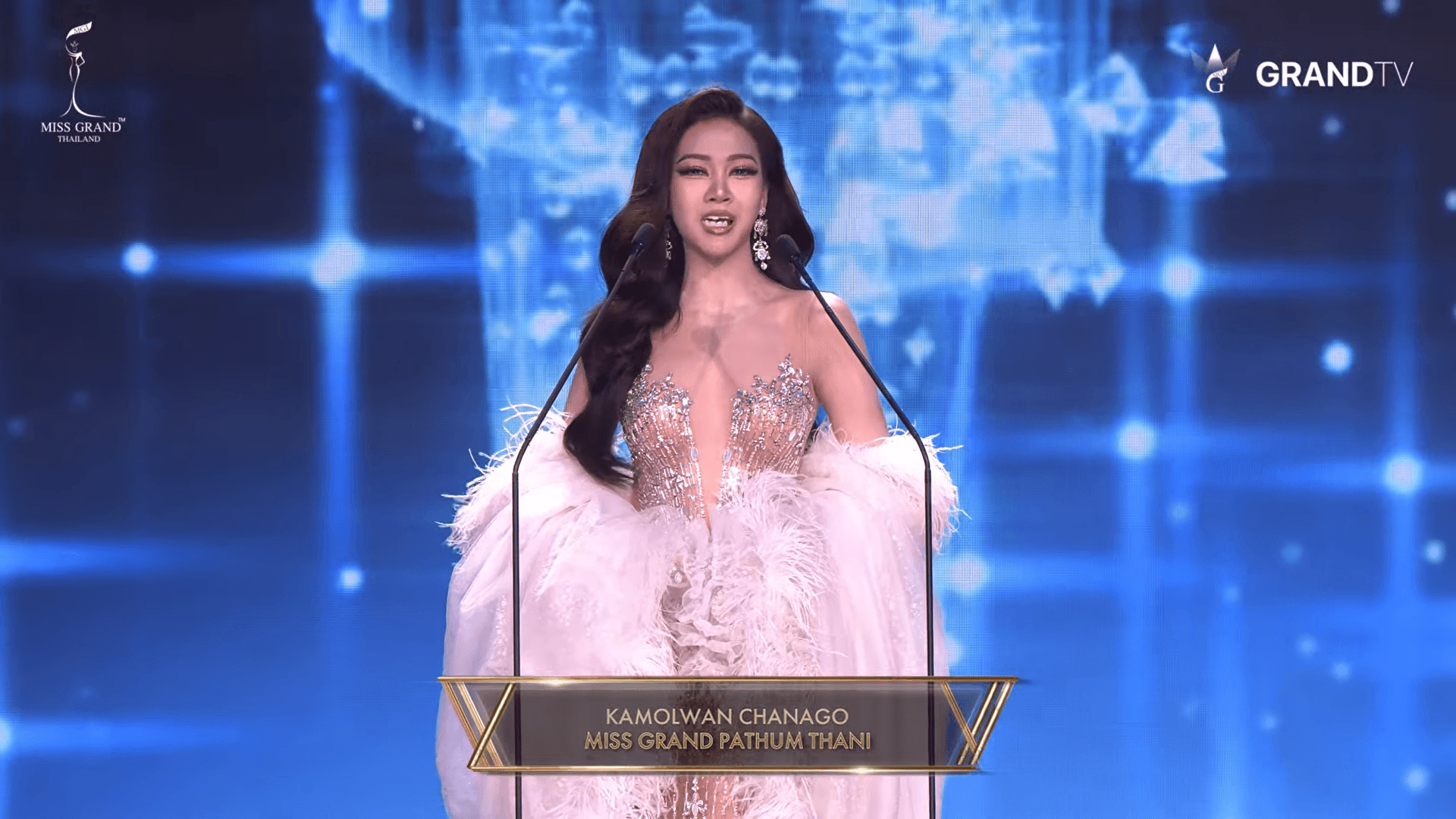 代表巴吞他尼府的甘末宛在開口時,牙齒貼片突然崩落。(翻攝自YouTube/GrandTV)
