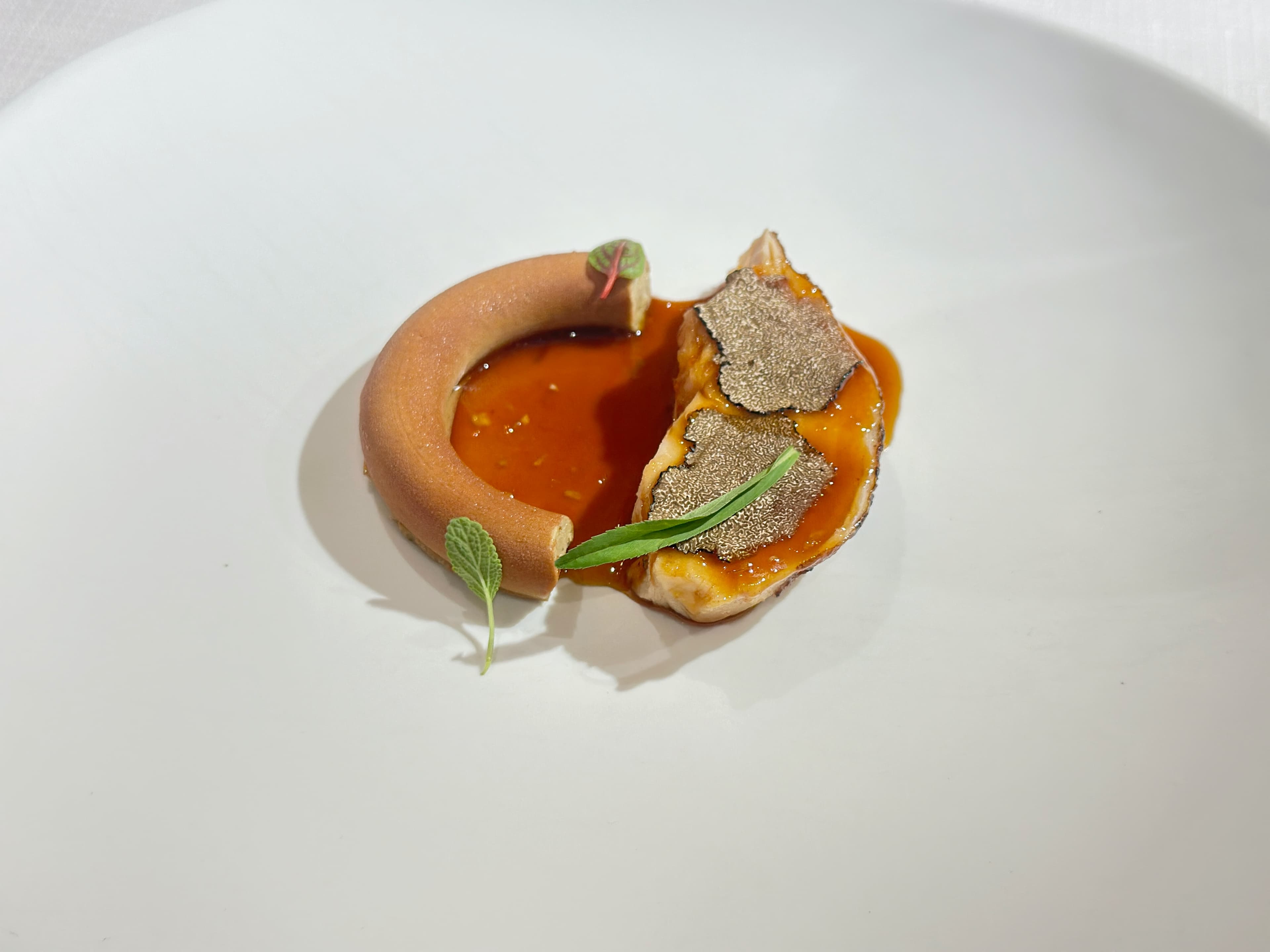 「紅玉」雞胸肉先煎後烤,以黃檸檬、芥末籽、半釉汁和蒜片增添風味。