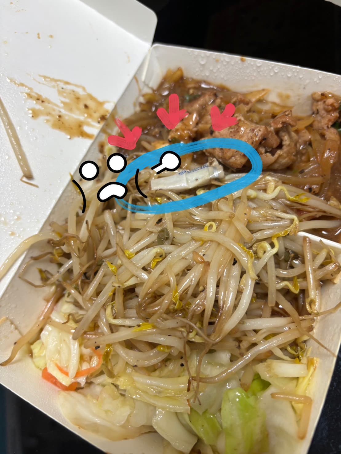 有網友買鐵板燒便當,卻發現便當內混雜著菸蒂。(翻攝自臉書社團《爆料公社二社》)