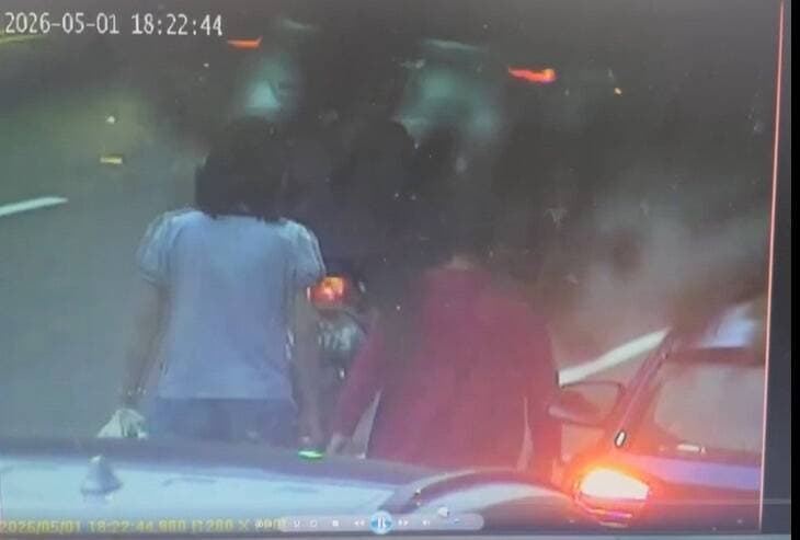 黃姓婦人(右)與劉姓女兒(左)等3人步行遭黃姓工程師開車衝撞,一家三口釀2死1重傷。(翻攝畫面)